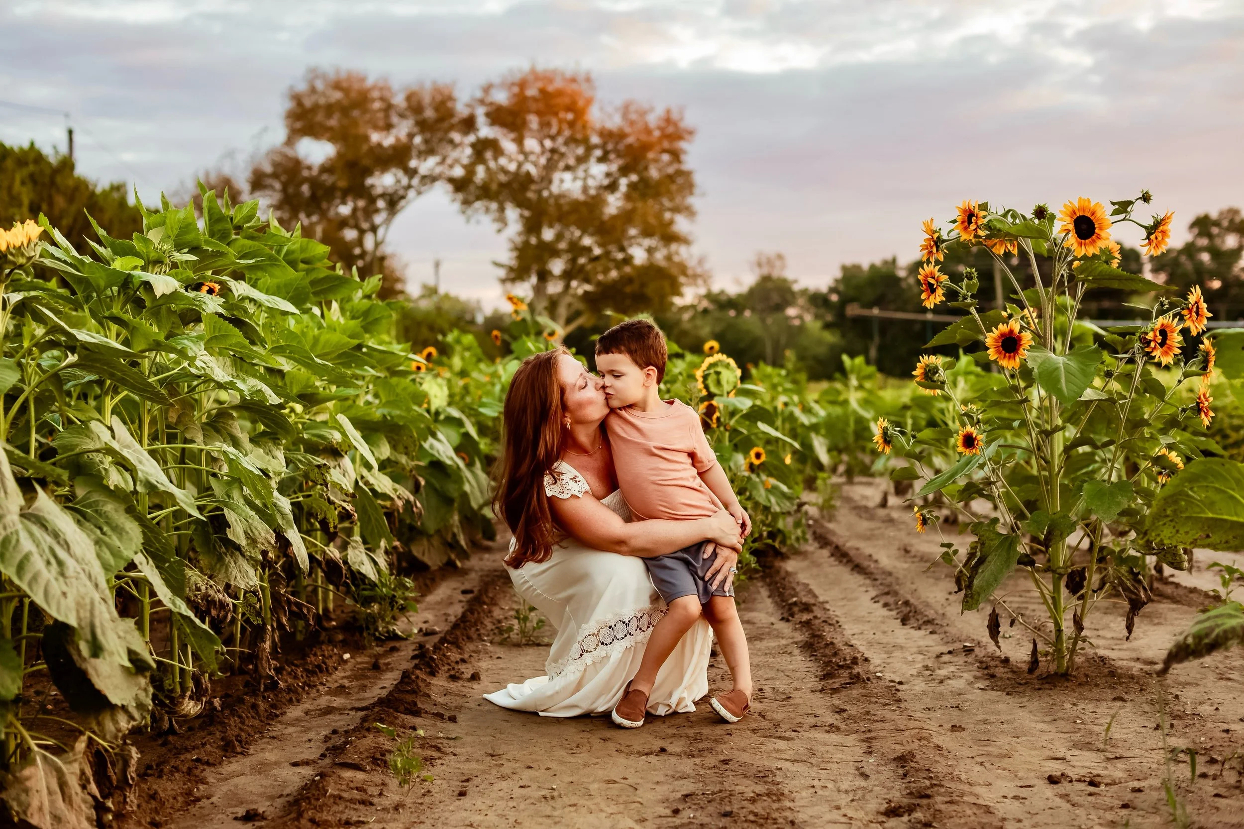 I&rsquo;m finally getting around to sharing some of my sunflower mini sessions 🌻✨

It was such a gorgeous evening at @fabulousflowerfarm 
And, of course I had the best families to photograph! 

Can&rsquo;t wait to do it again next year ✨
