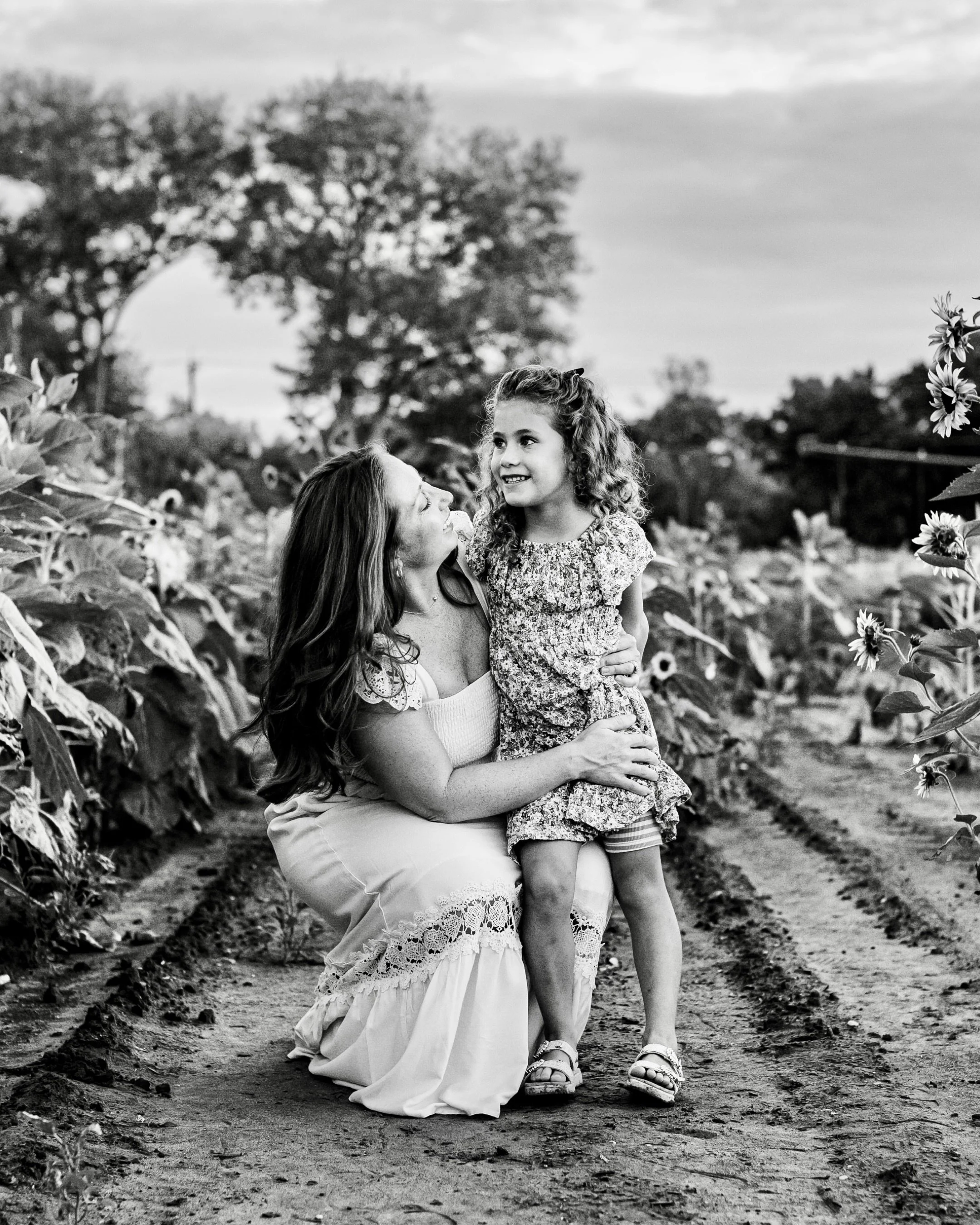 The sweetest sunflower field session 🌻🌻

There&rsquo;s something so magical about September evenings&mdash;especially when you get to capture the sweetest family in a beautiful sunflower field. The warm golden glow, the giggles, the hugs, and all t