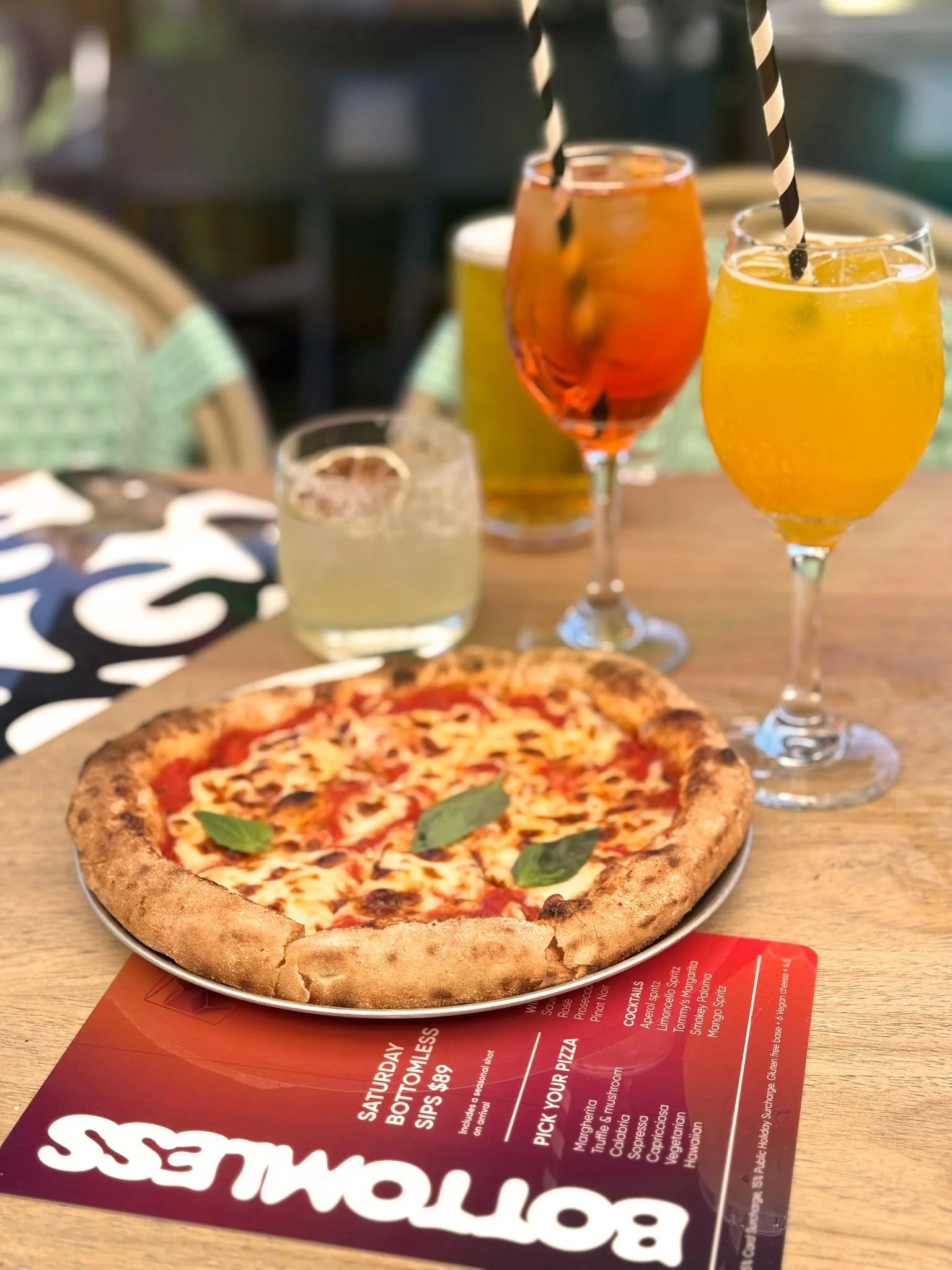 SATURDAY BOTTOMLESS SIP 🍸🍕
Gather your crew and settle in for 2 hours of bottomless cocktails, beer &amp; wine &mdash; plus a welcome shot on arrival to get the party started.

Enjoy a delicious spread of assorted pizzas with flavours for everyone 
