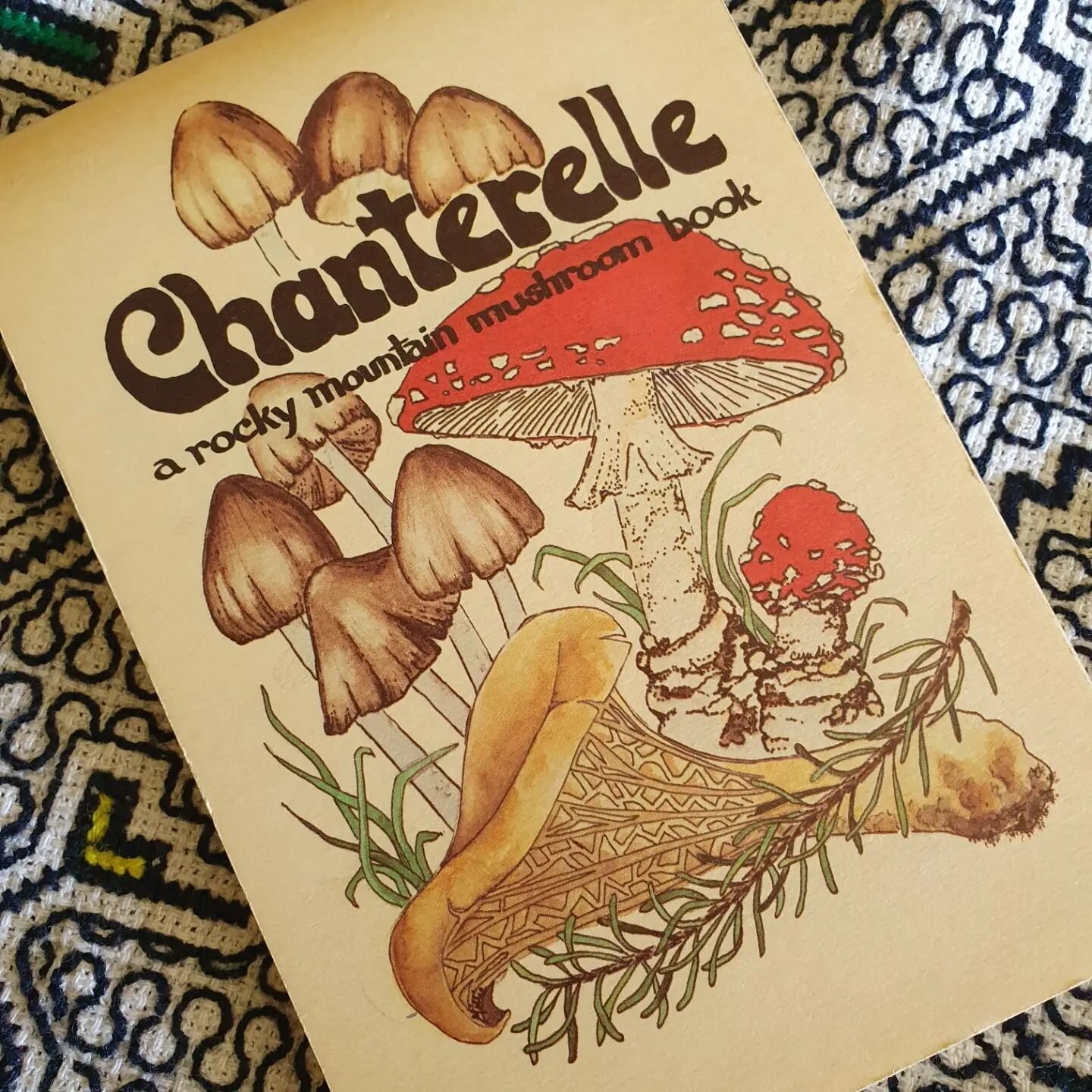 &quot;Chanterelle, a rocky mountain mushroom book&quot; by Millie Miller and Cyndi Nelson.

The gorgeous pocket sized notebook syle firaging guide was published in 1986 by Johnson Books in Boulder.

#guerrillamycology #mushrooms #fungiculture&nbsp; #