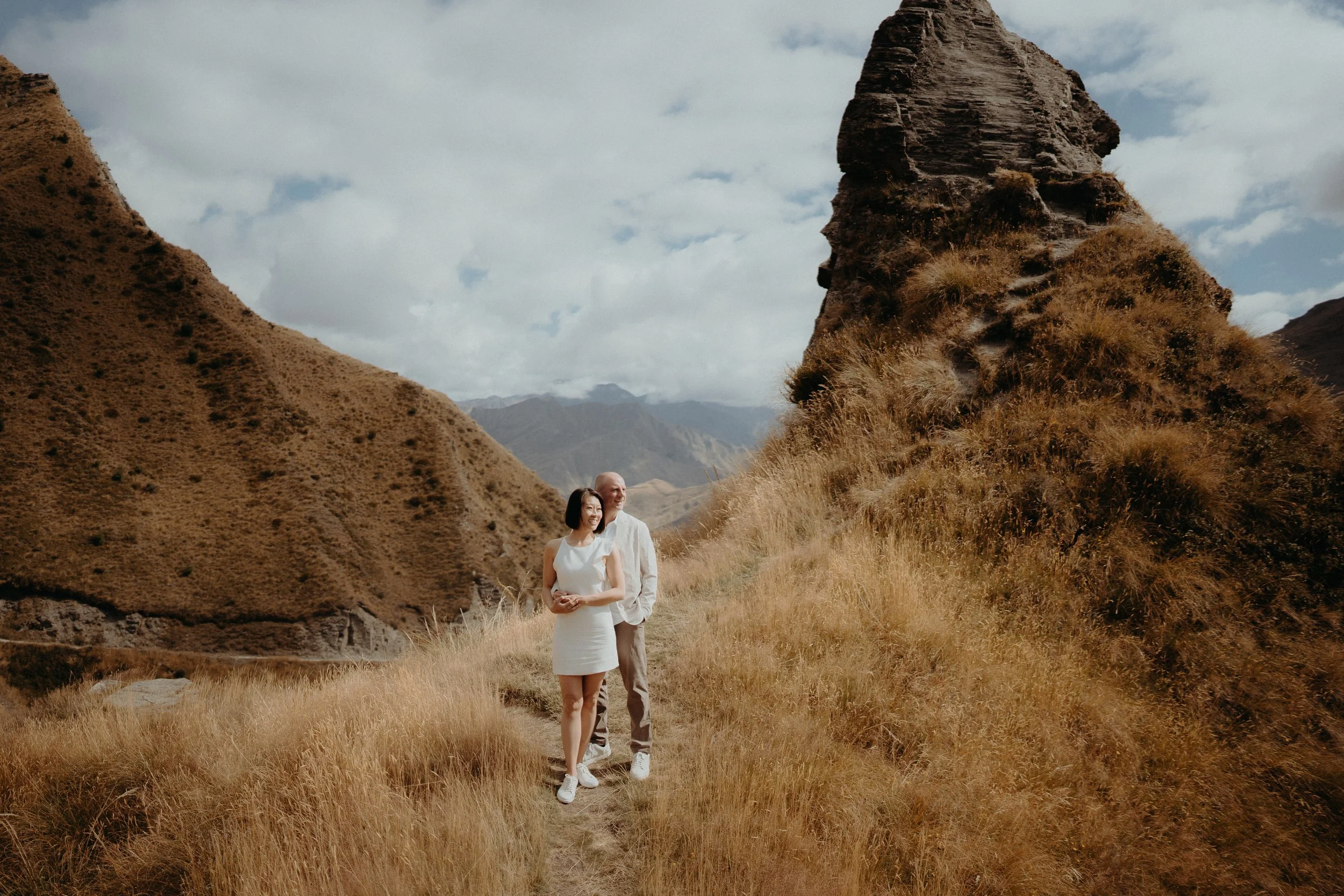 Couple posing in front of tussocks and large rocks in Skippers lookout