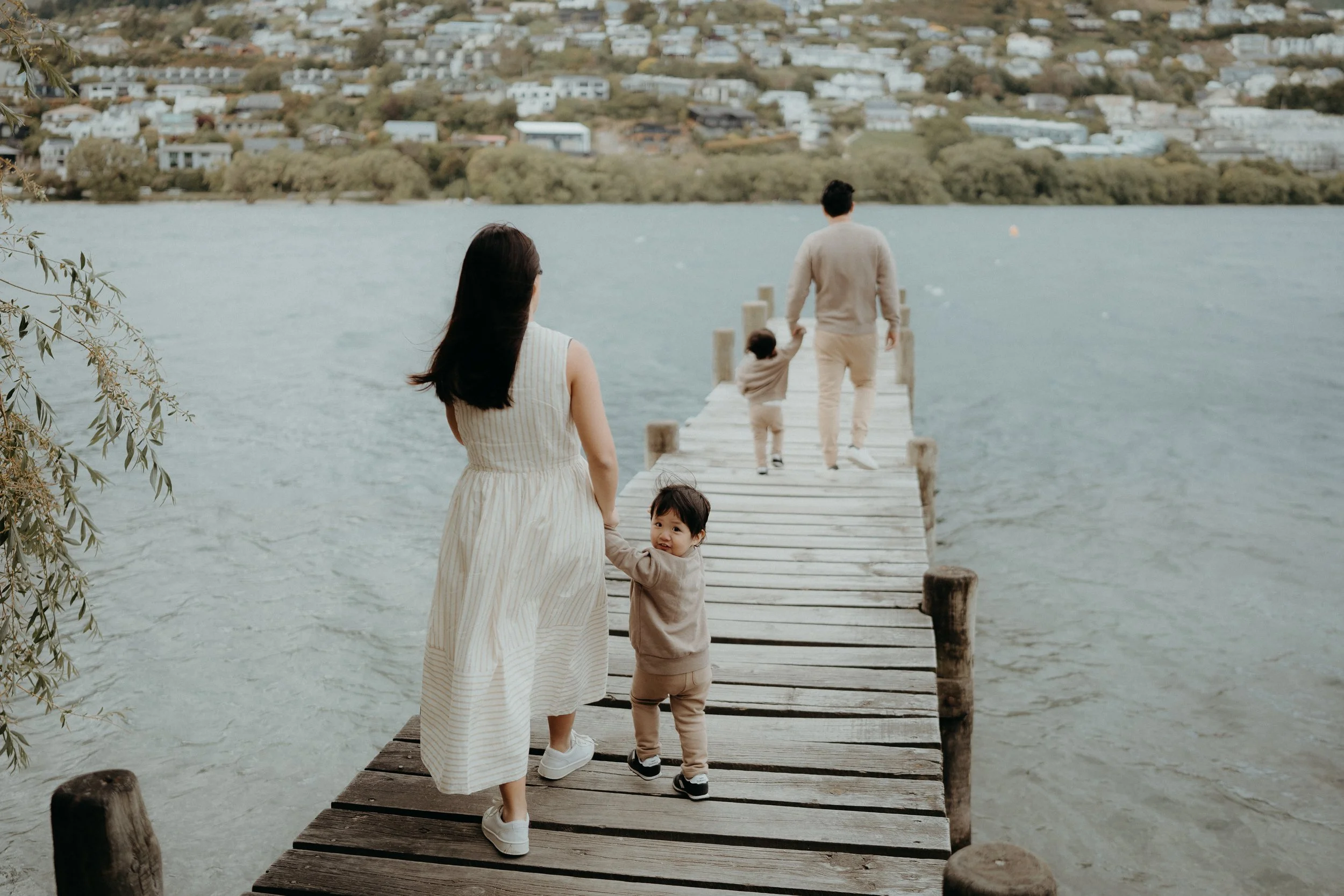 Family of 4 walking along kelvin heights pier