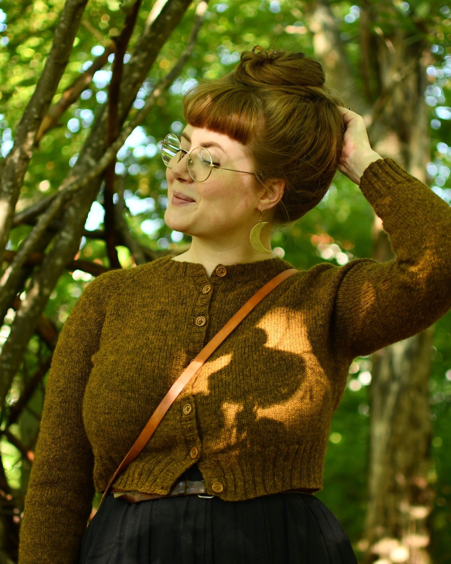 Rota Cardigan appreciation post! 

Contains ad for my own knitwear brand. 

I found some photos that @susannesadripro took of me before the book photo shoot! And I use this cardigan every week. A couple of times. It's my best basic knitted garment. A