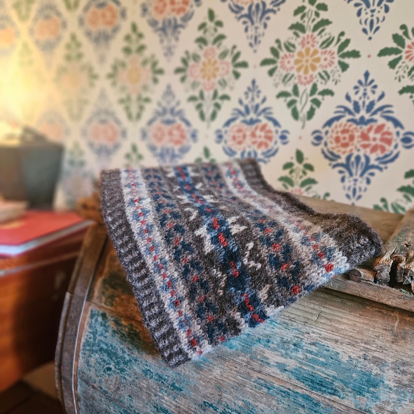 Ad for own design 🌿 

The pattern for this little gem launches on friday just in time for midsummer and litha! ✨️ 

It's a colorwork cowl perfect for a weekend project inspired by fair isle knitting 🌿 

#lithacowl #annasj&ouml;sv&auml;rdknitwear #r