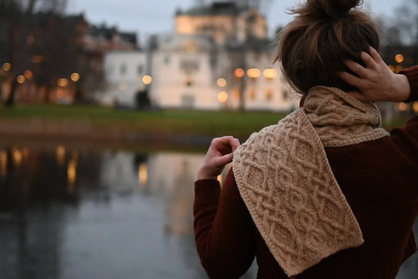 AD ✨️ Myling Shawl ✨️ 

I'm beyond pleased with this shawl and so excited to get it to you soon! 

So happy to have an amazing photographer as a bestie ❤️ @susannesadripro

Knit in 3ply tweed yarn from @ullcentrumoland ✨️

#annasj&ouml;sv&auml;rdknit