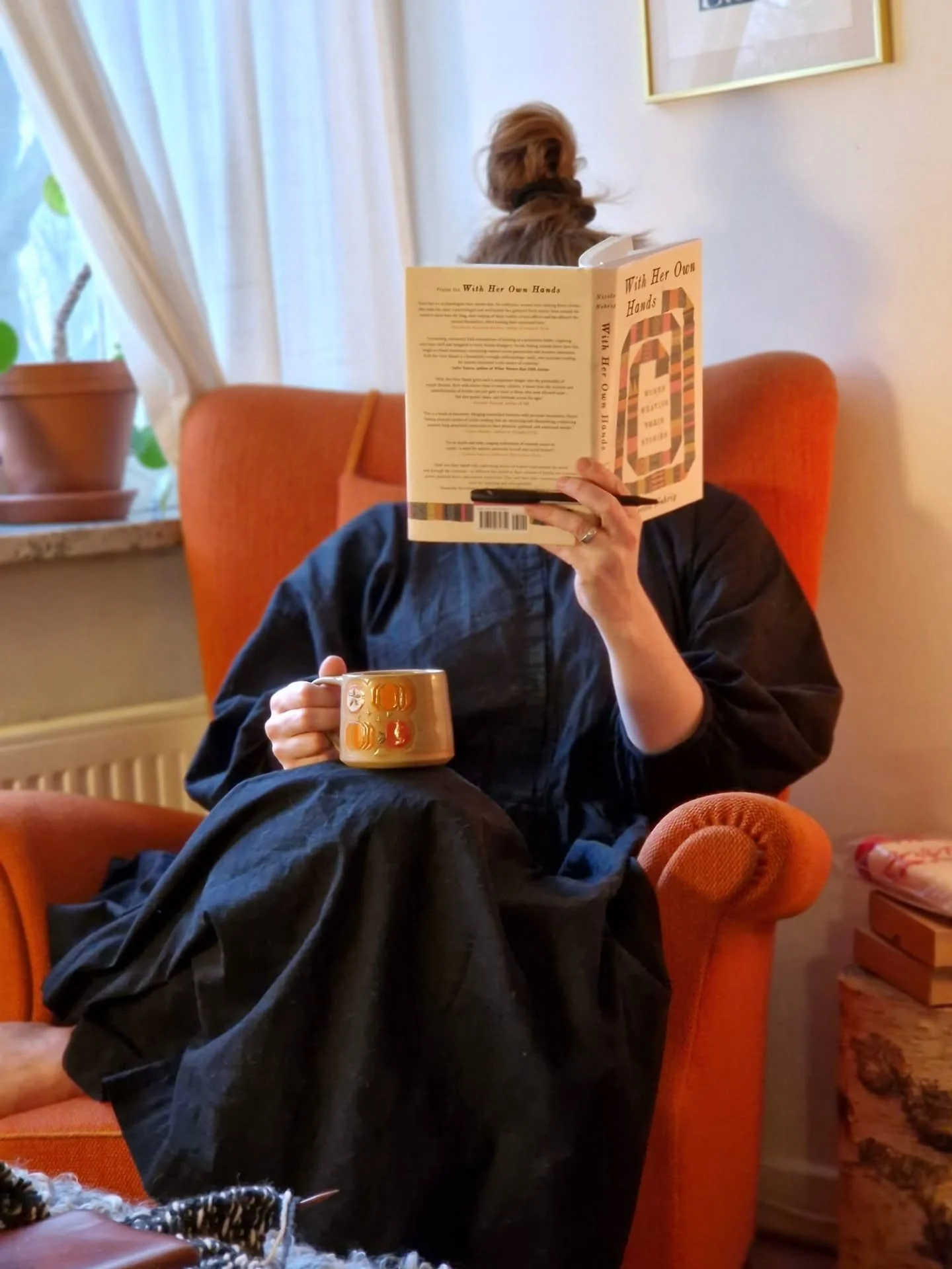 I promised myself at least 10 min of reading every day. This is a book I saw over on @gudrunjohnston account and bought for myself. It's brilliant. 

Photo: My husband ❤️