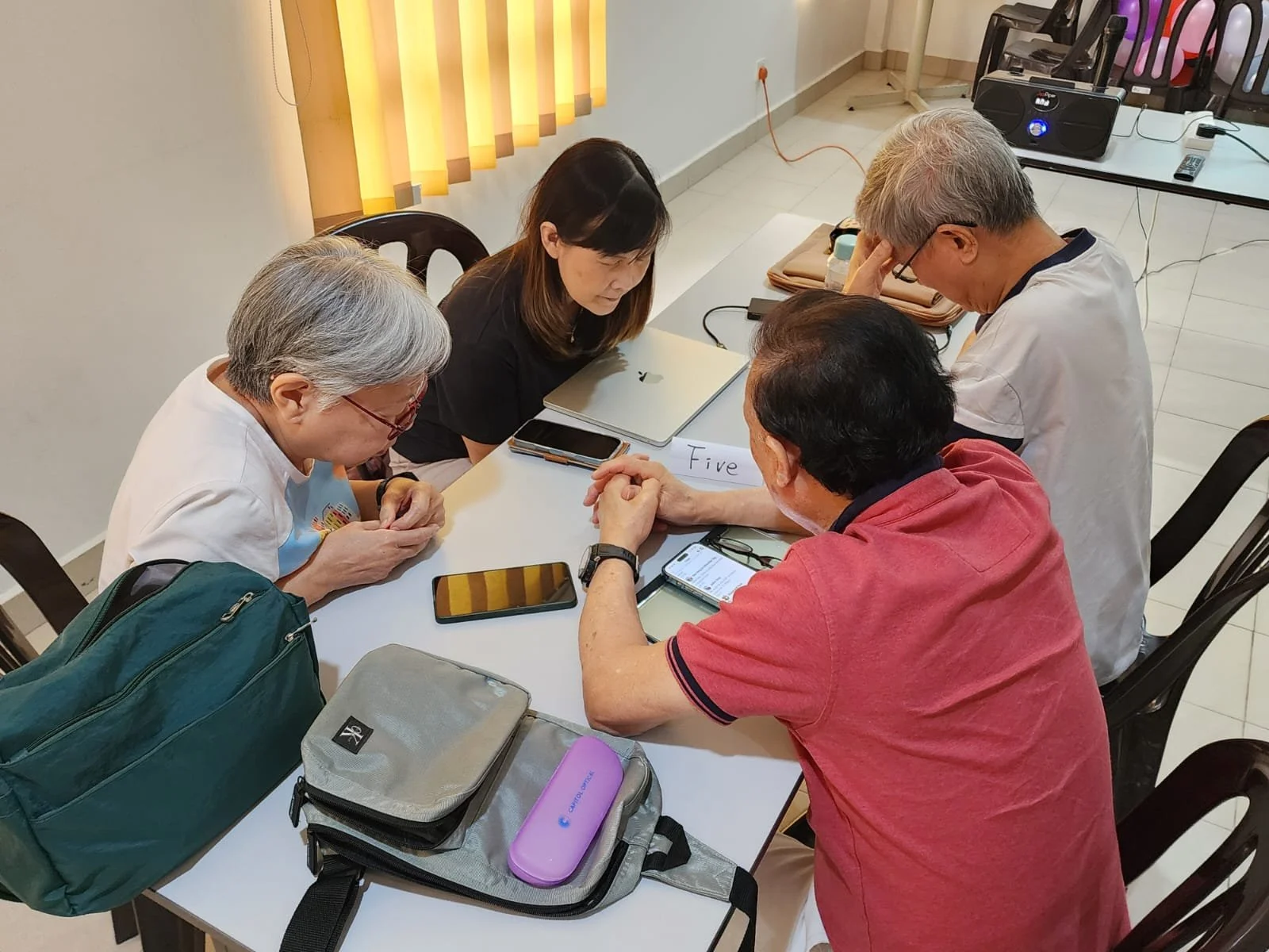 Group Prayer 小组祷告