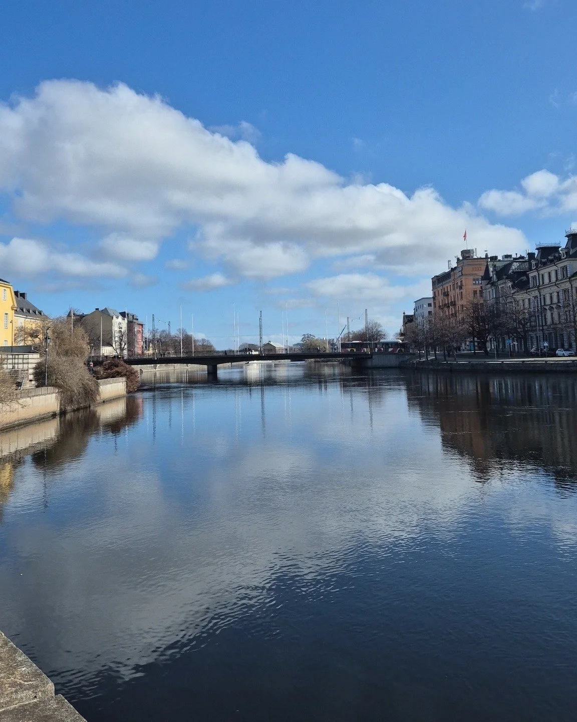 K&auml;nner du ibland, mitt i vardagen och alla ansvar, att n&aring;got saknas?
Inte f&ouml;r att livet &auml;r fel.
Inte f&ouml;r att du &auml;r otacksam.
Utan en stilla k&auml;nsla av att det finns mer &ndash; av dig, f&ouml;r dig.
N&aring;got du i