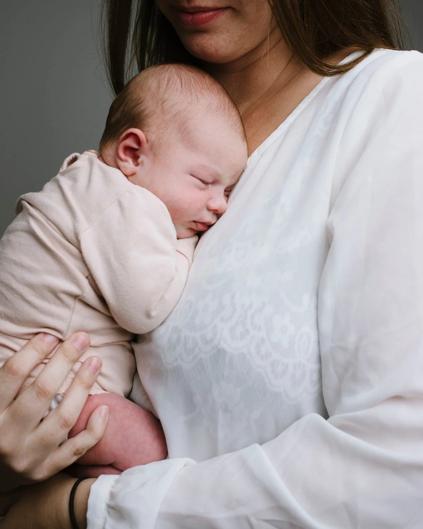 Du f&ouml;rs&ouml;ker vara lugn.
Men n&aring;got i dig sp&auml;nner sig.
Barnet skriker eller sm&auml;ller igen d&ouml;rren och i st&auml;llet f&ouml;r att landa i dig sj&auml;lv k&auml;nner du hur n&aring;got aktiveras. Snabbt.
Det &auml;r inte f&ou