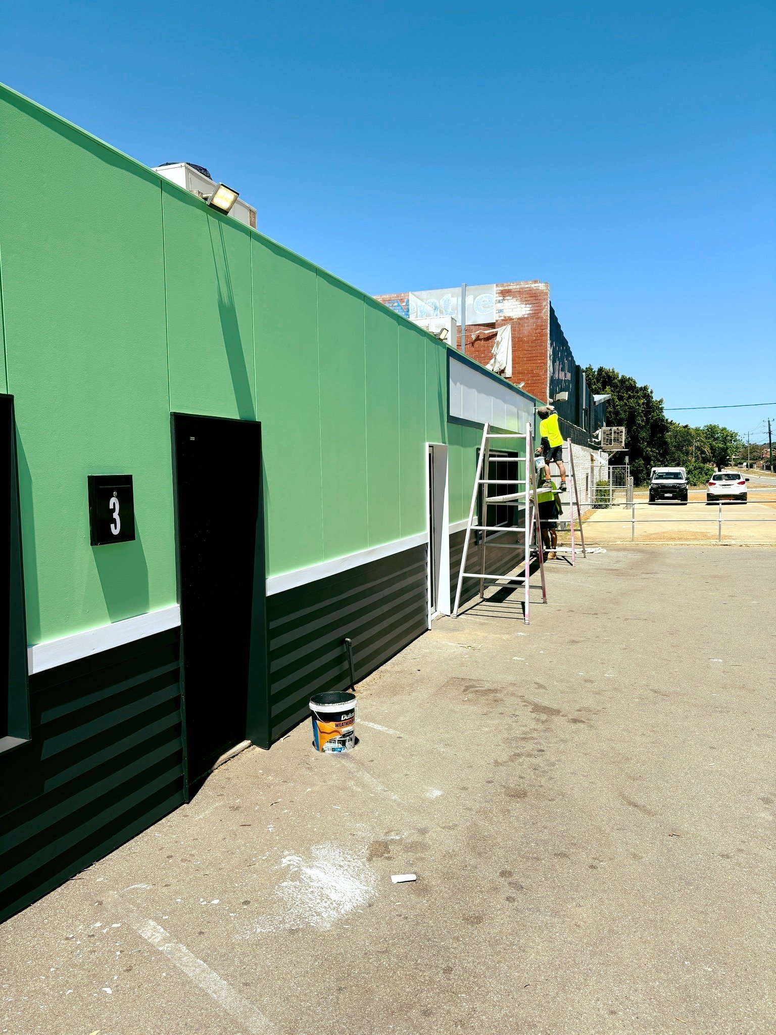 New colours for @adams_store_geraldton 💚🖤👌

#cityincolour #paint #painting #paintingcontractor #localsworkingwithlocalsforlocals