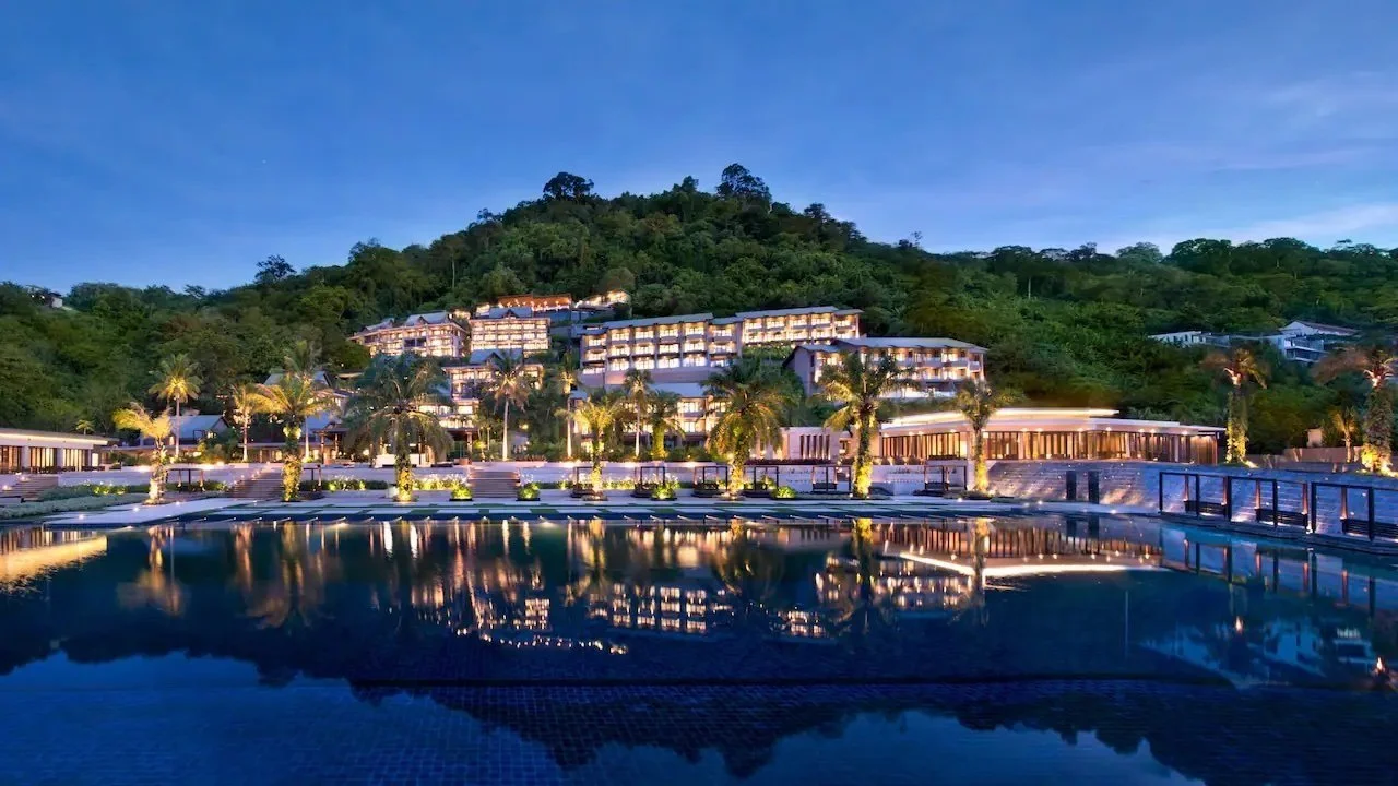 Hyatt+Regency+PHUHR-P001-Facade.16x9.jpg