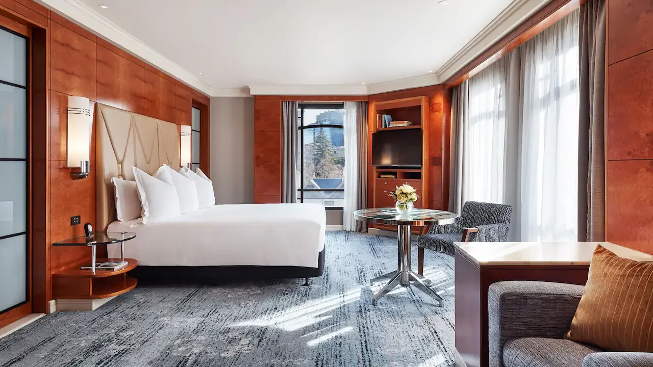 Park-Hyatt-Melbourne-P434-One-King-Spa-Deluxe-Guestroom.16x9.webp