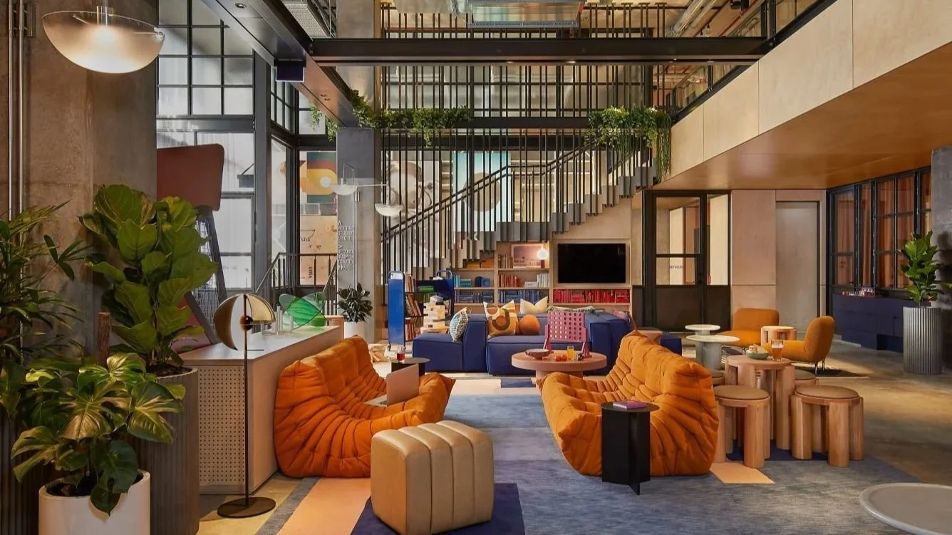ox-sydxp-moxy-lobby-daylight-16110_Classic-Hor.jpg