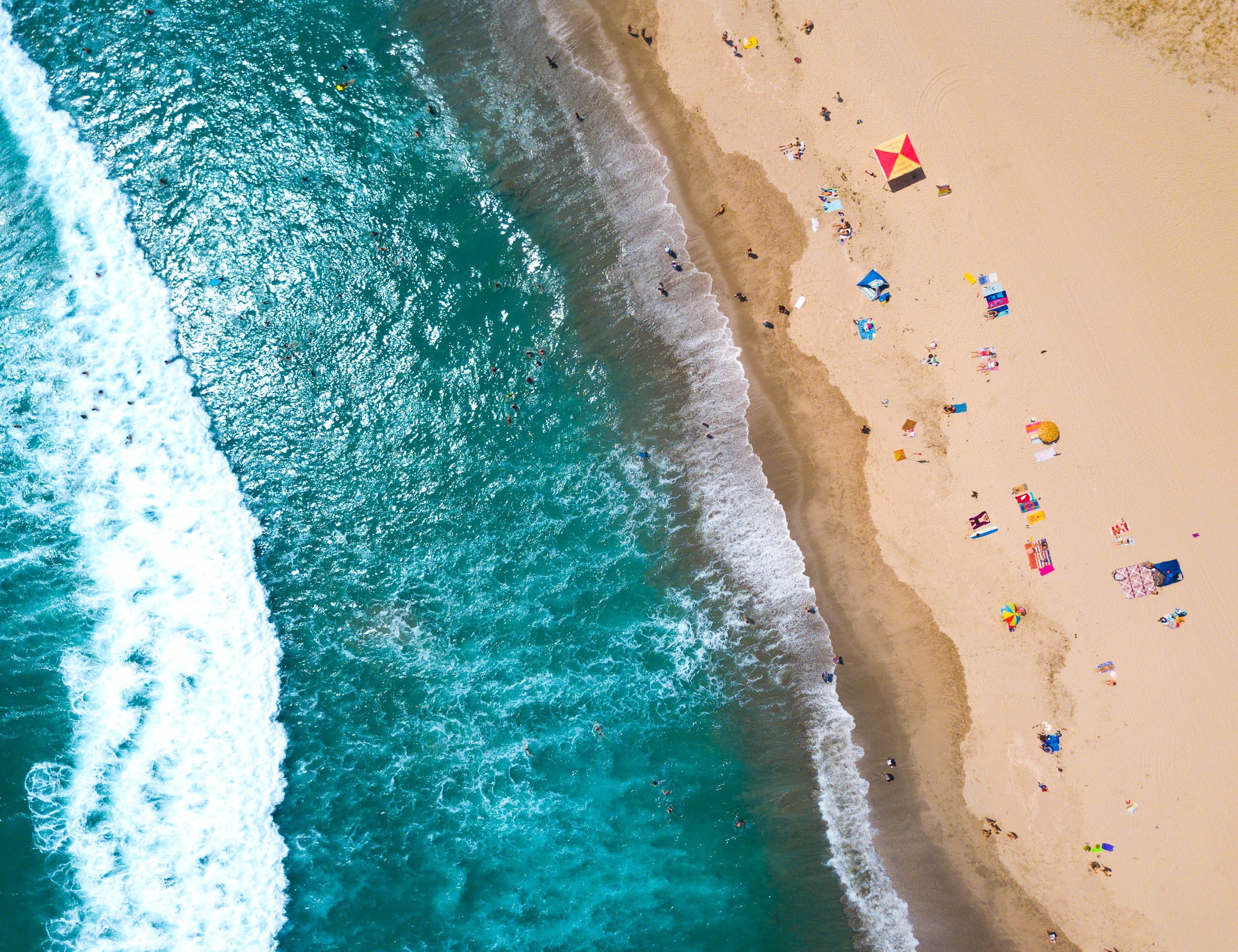 Mount-Maunganui-beach-colourful-people-on-beach.jpg