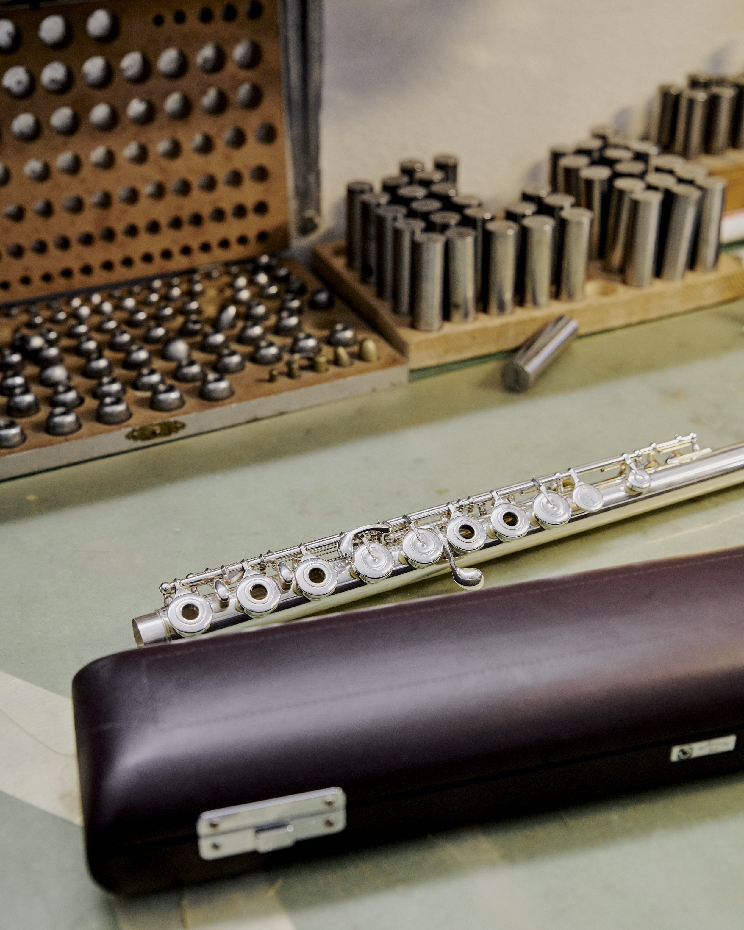 Una flauta con su caja en el taller de un lutier de flautas