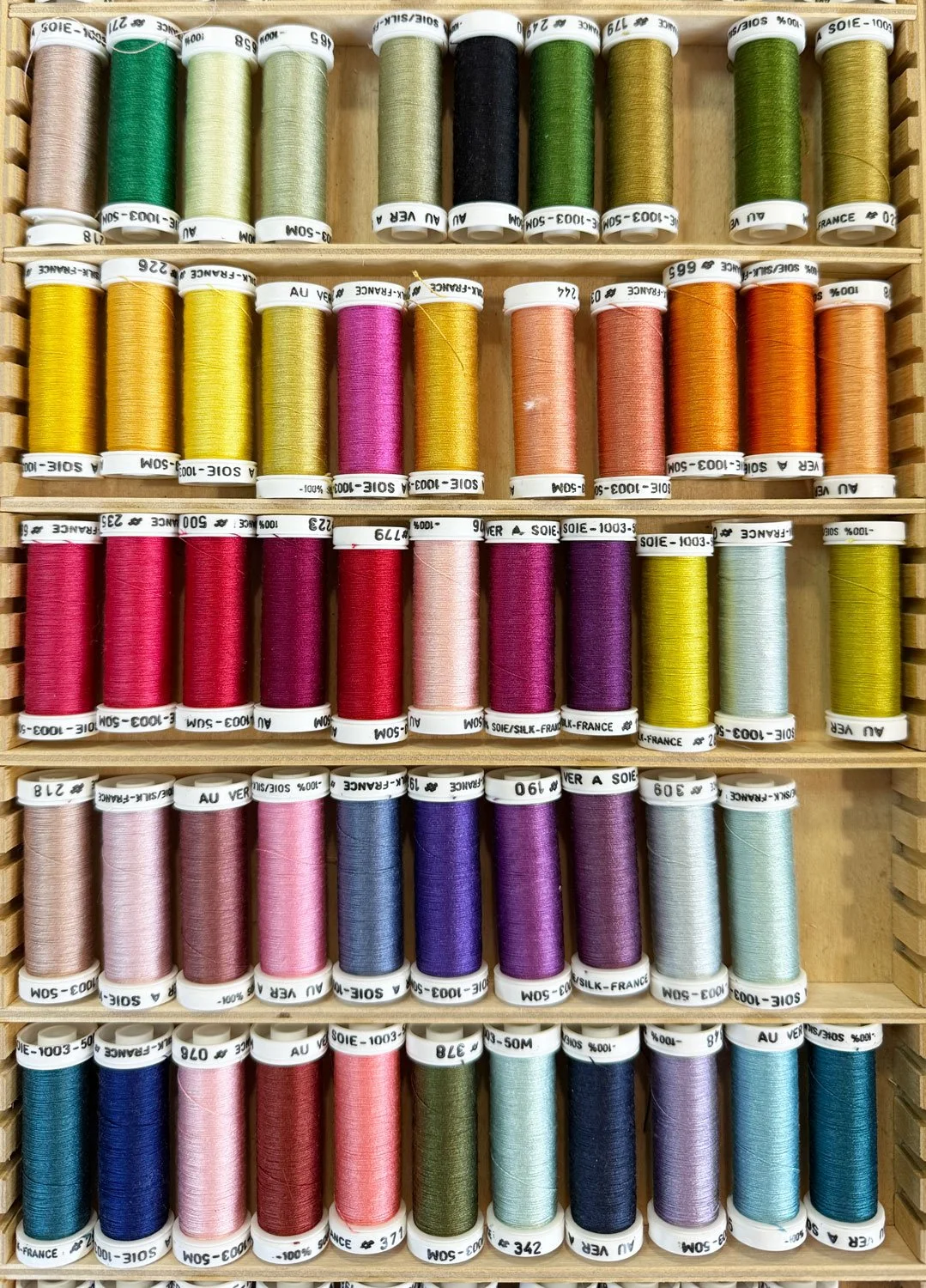 learn-to-make-passementerie-rosettes-with-elizabeth-ashdown-at-au-ver-a-soie-paris-2026.jpg
