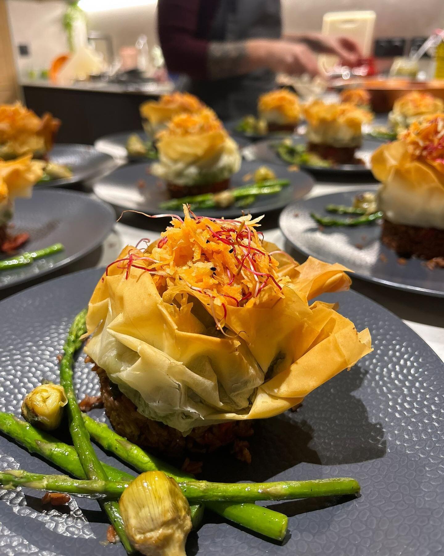 🌱 pea, spinach &amp; spring herb filo parcel on a bed of sweet pepper red rice. topped with preserved lemon &amp; olive tapenade, carrot fennel slaw and beetroot sprouts. served with grilled asparagus &amp; baby artichokes 
.
#retreatchef #plantbase