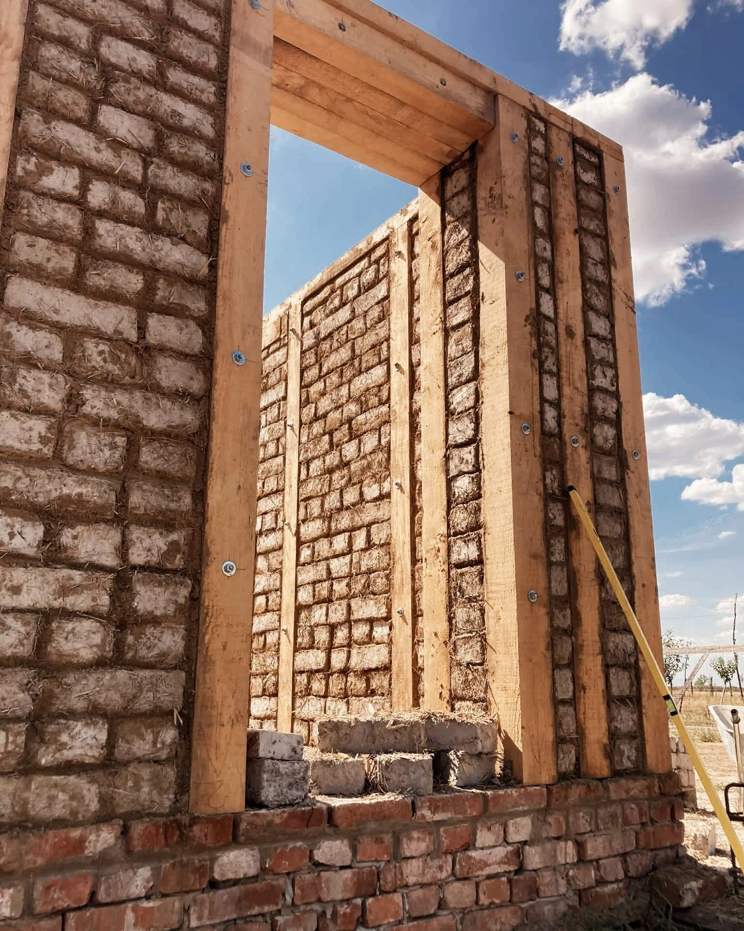🏡 Fav&aacute;zas v&aacute;lyogh&aacute;z &eacute;s ist&aacute;ll&oacute;&eacute;p&uuml;let Aradon

A v&aacute;lyog a kort&aacute;rs fenntarthat&oacute; &eacute;p&iacute;t&eacute;szet egyik legzseni&aacute;lisabb &eacute;p&iacute;tőanyaga ✨
 ✅ Kiv&aa