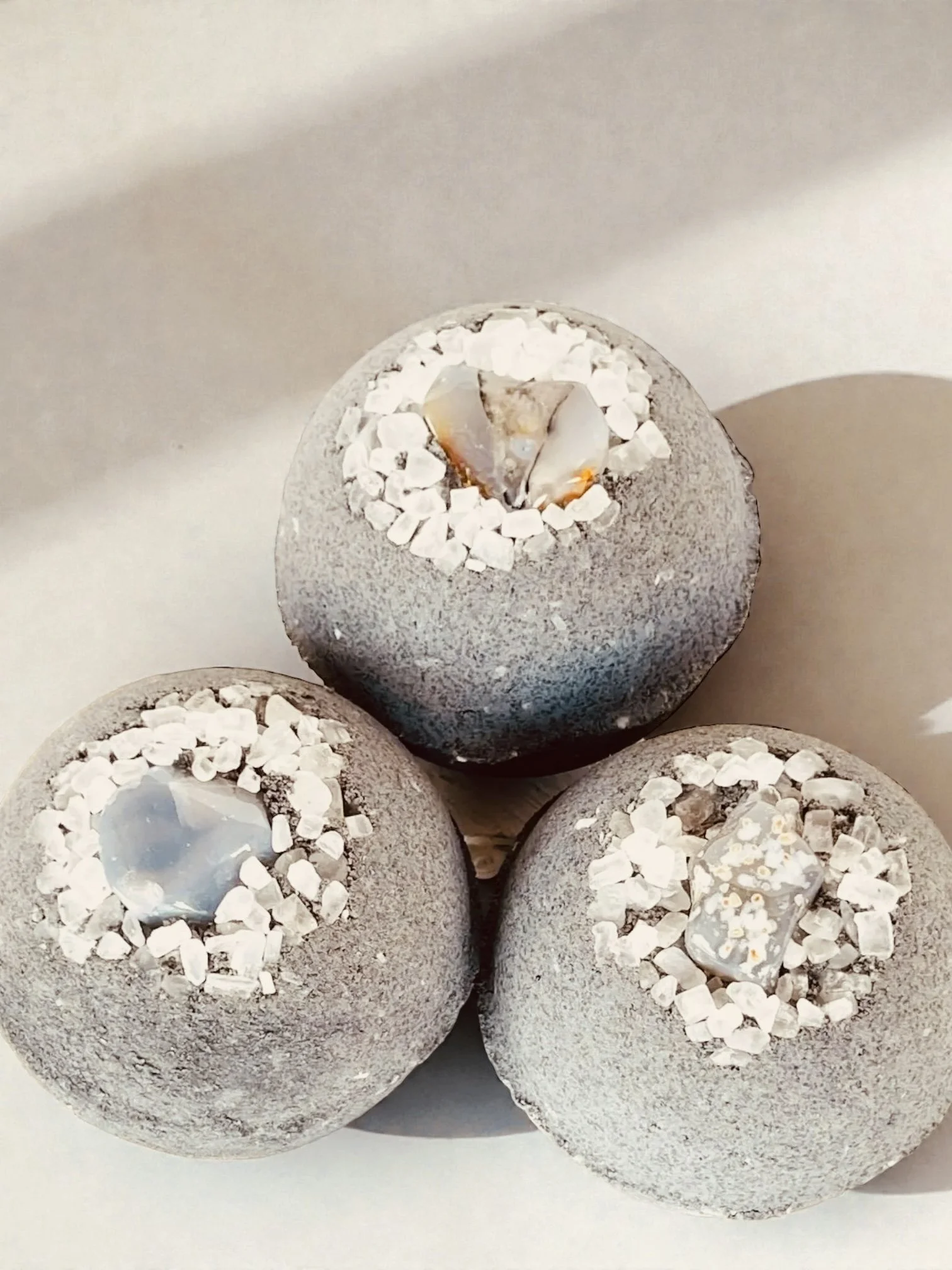 Detoxifying, Agate & Corse Sea Salt Bath Bomb