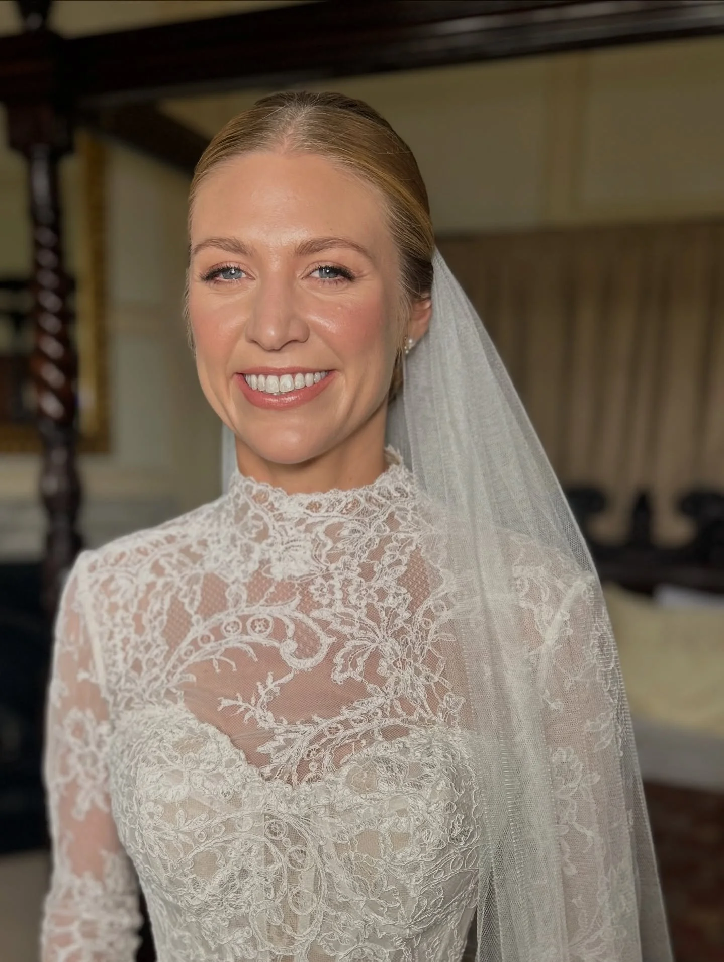 J U L I A 🤎

With a dress this beautiful, of course they got married in a castle! @hamptoncastle was THE perfect choice for our LA beauty earlier this week. 

Tot and I had the most incrediable morning&hellip;. One of those filled to the brim with g
