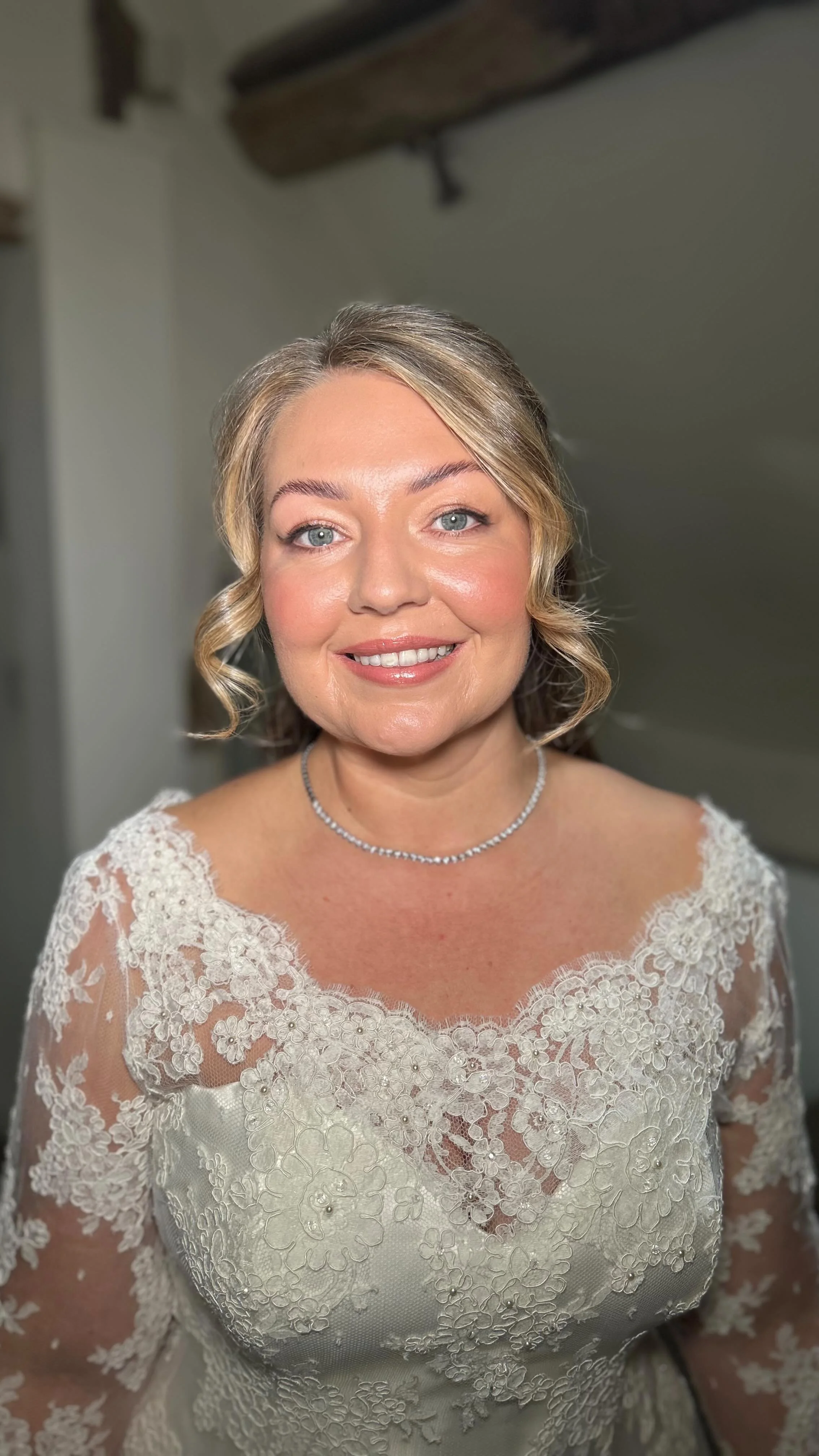 O U R gorgeous Yazmin π€
A magical morning with just the three of them. The girls were able to head to Broadway to get their hair done in the morning before making their way to start makeup at @lapstonebarn at 10am which any stylist will tell you is