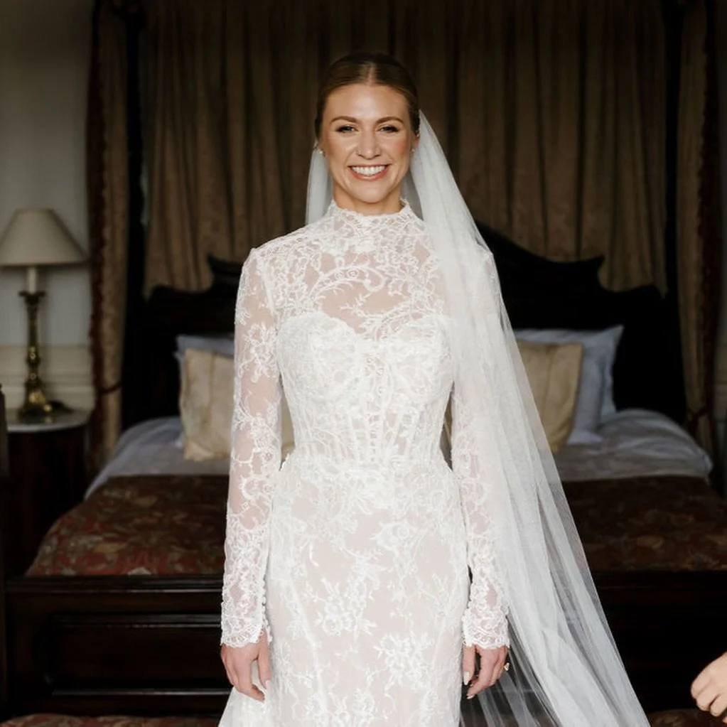 J U L I A and A L E X  at @hamptoncastle 🤎

Julia travelled all the way from Los Angeles to celebrate her wedding here in the UK, and from the moment i met her with Tot, we knew her morning was going to be incredibly special.

This carousel begins w