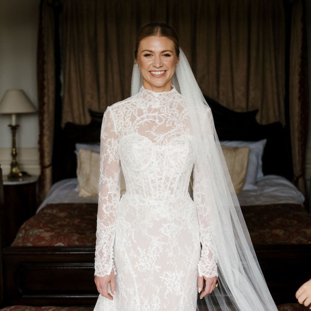 J U L I A and A L E X  at @hamptoncastle 🤎

Julia travelled all the way from Los Angeles to celebrate her wedding here in the UK, and from the moment i met her with Tot, we knew her morning was going to be incredibly special.

This carousel begins w