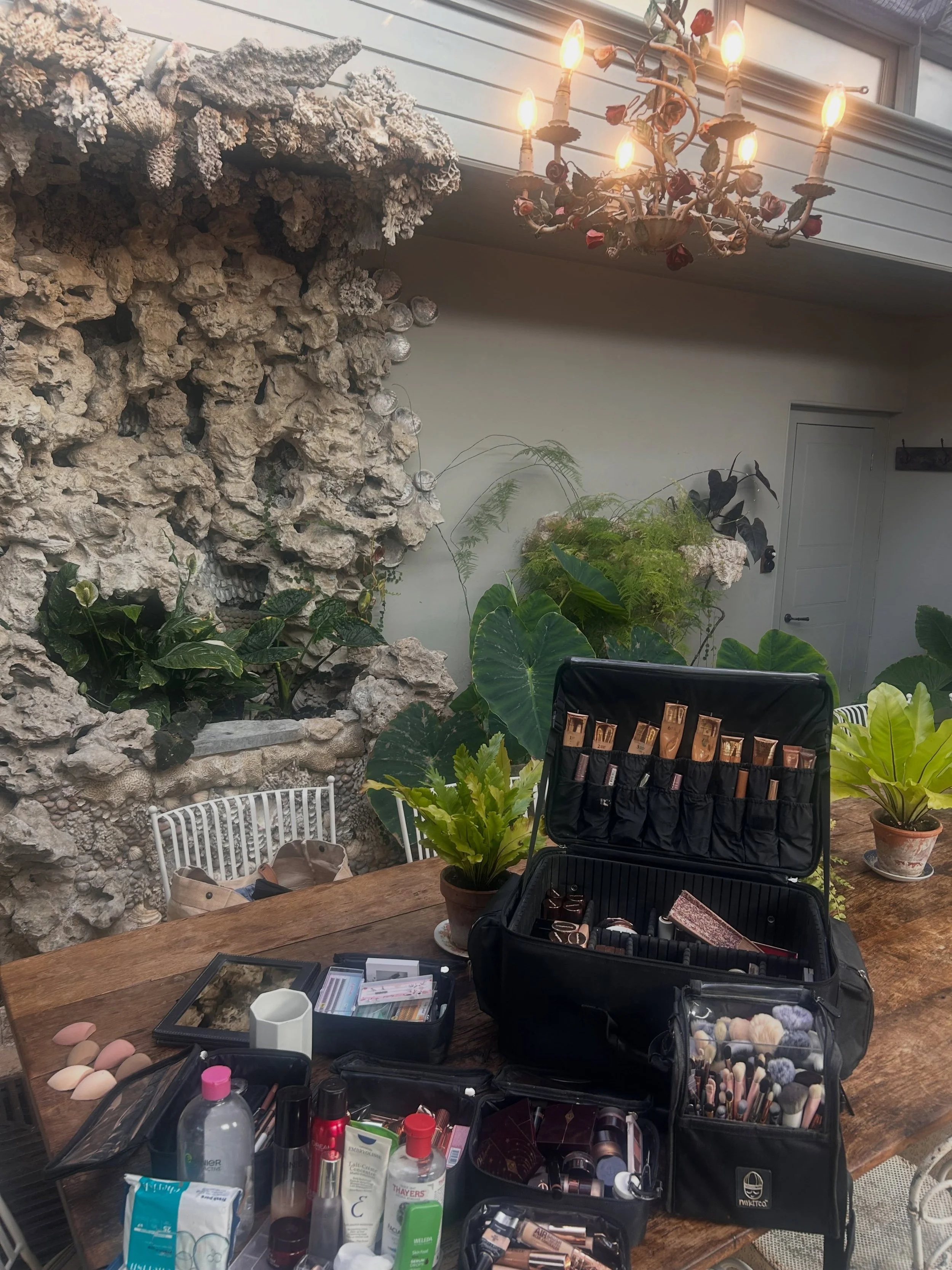 S H A R I N G some lovely moments from the past few weeks 🤎 The most gorgeous getting ready space @the_pig_hotels, looking forward to going back there later this year! 

Cheeky mirror pic whilst waiting for our gorgeous bridal party. Oh to have this