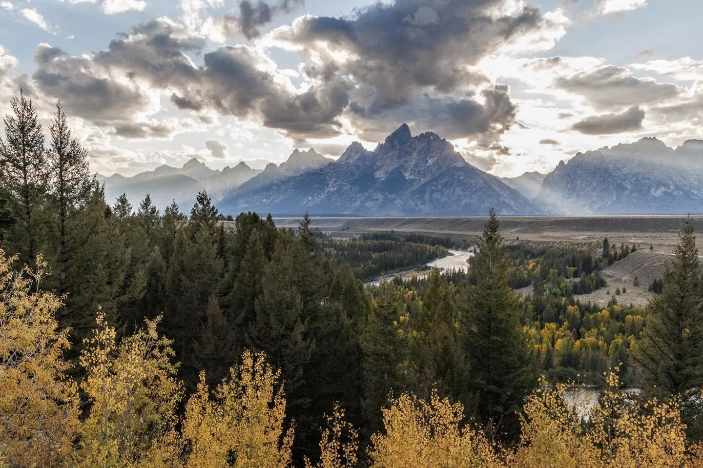 What a sight! This is one of those views that seems to go on forever. I love how those soft light rays seem to be hugging the Grand.

#womenphotographersus #womencapturemagic #womensphotographycircle #rebelsnature_jan26 #lenslovesnature