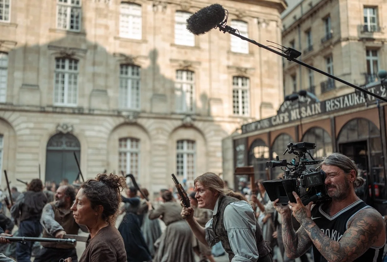 🎥 "…𝘢𝘯𝘥, 𝘈𝘊𝘛𝘐𝘖𝘕."
#OnSet #LesMiserables #UnitPublicity 
📸 Christophe Brachet © CURIOSA FILMS - ESKWAD - STUDIOCANAL