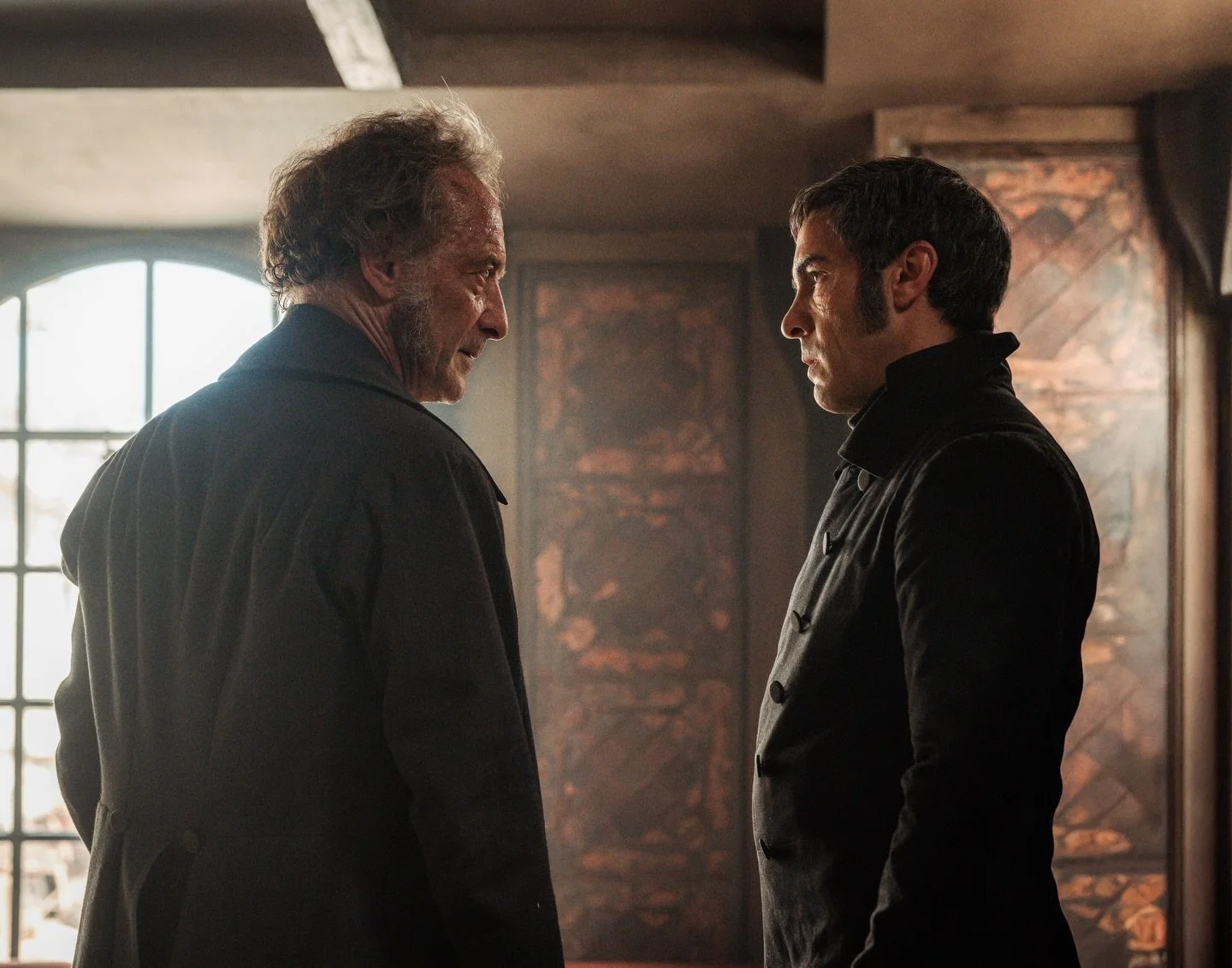 📸 First look alert! 
Face &agrave; face au sommet entre Vincent Lindon (Valjean) et Tahar Rahim (Javert) dans 𝗟𝗘𝗦 𝗠𝗜𝗦𝗘́𝗥𝗔𝗕𝗟𝗘𝗦 de Fred Cavay&eacute;, adapt&eacute; du roman de Victor Hugo, au cin&eacute;ma le 9 d&eacute;cembre 2026 ! 
#L