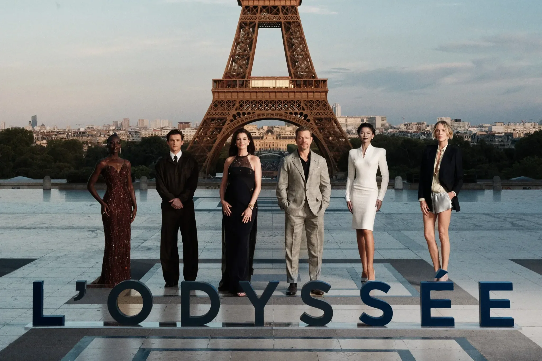 Anne Hathaway & Charlize Theron à Paris avec le cast de L'ODYSSÉE de Christopher Nolan