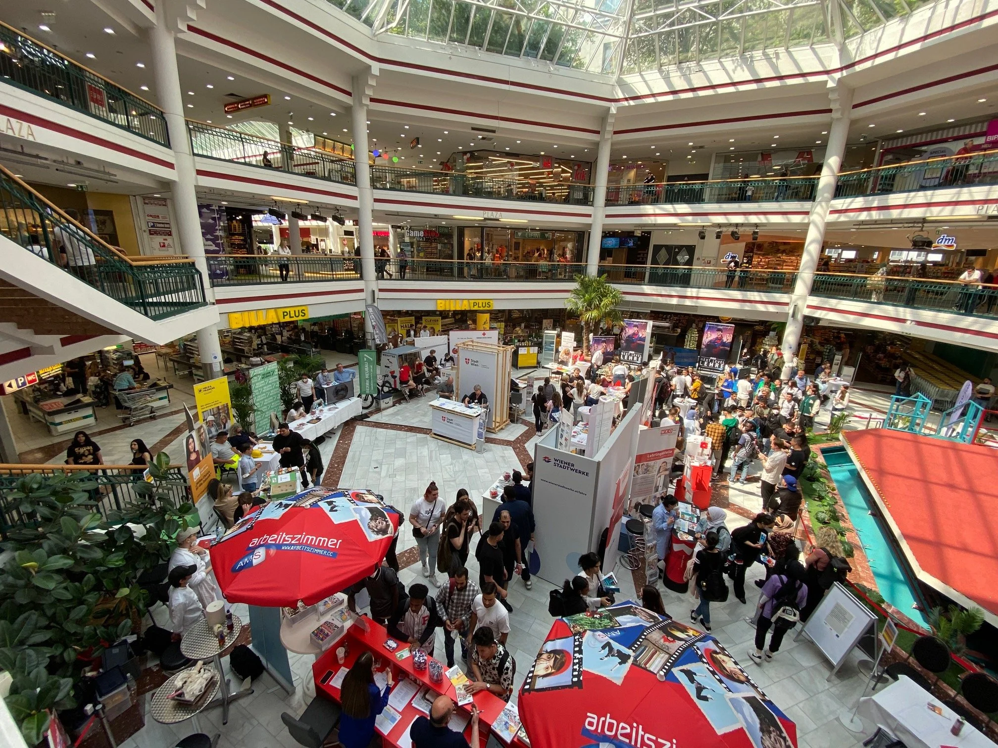 Gemma Lehre in der Lugner City