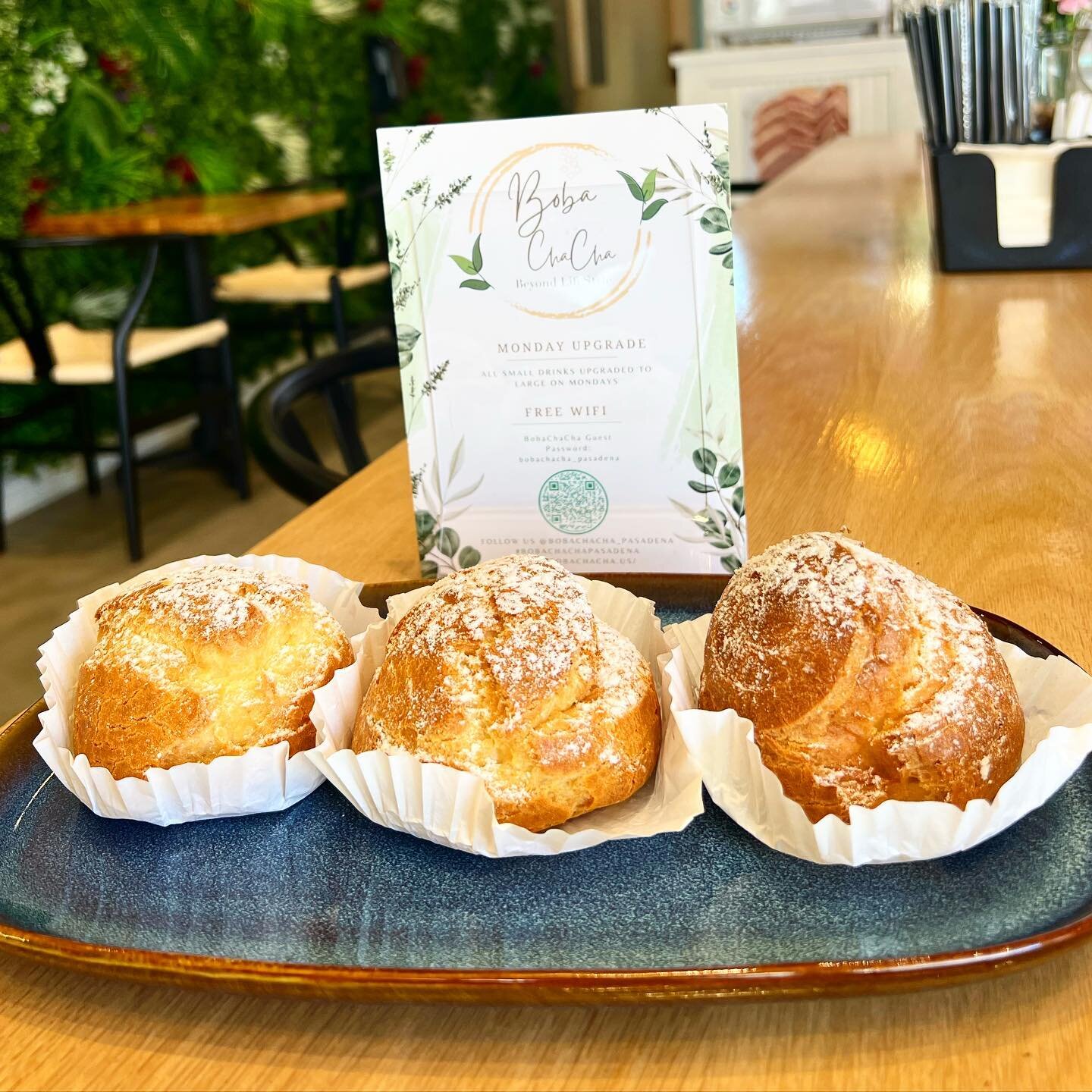 It&rsquo;s Wednesday and we are splurging with cream puffs 💗🧋

Fresh baked locally sourced pastries and sweets make the perfect match to our drinks 💗🧋

Make Wednesday great by stopping by Boba Cha Cha 💗

.
.
.
.

#boba #bubbletea #bobatea #milkt