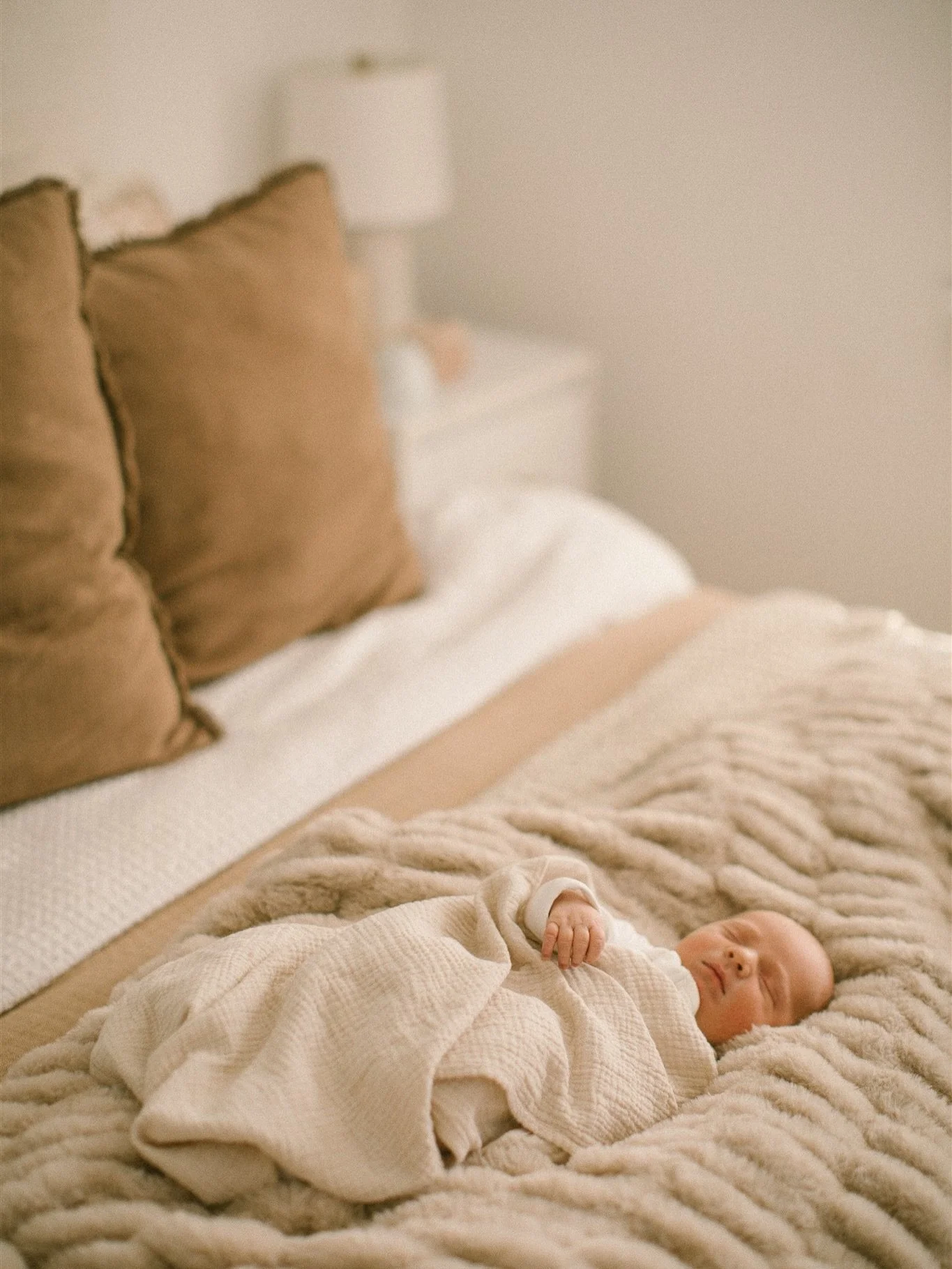 Sweet Indy Blue joined his family as lucky number 7! It was so special photographing his &ldquo;Fresh 48&rdquo; for my dear friend @kelseyraecourtney &mdash; a true gem of a mama. 💛

Sharing more on this session over on my blog. Link in bio! Yep. Yo