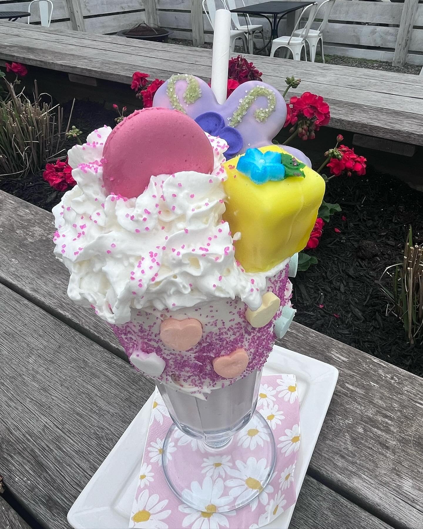 Searching for that perfect Mother&rsquo;s Day gift? How about time with her at the dinner table - and with an Amazing Shake, of course! #amazingshake #dessert #icecreamsundae #rosendaleny #mothersday #happymomsday #dinnerwithmom #burgersandbeer #fami