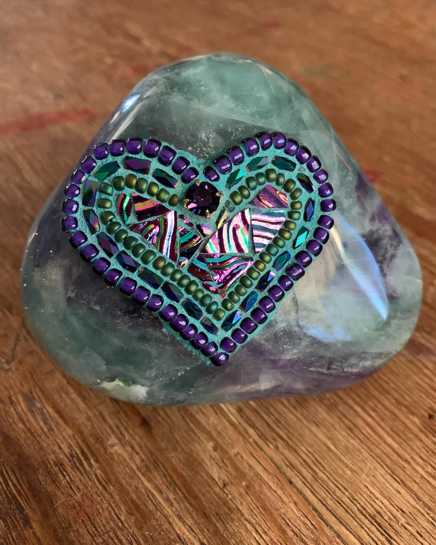 Labradorite stone with mosaic heart #labradorite #mosaicart #mosaicheart #heart #love #iheartyou #giftideas #giftsforher #mindfulness #meditation