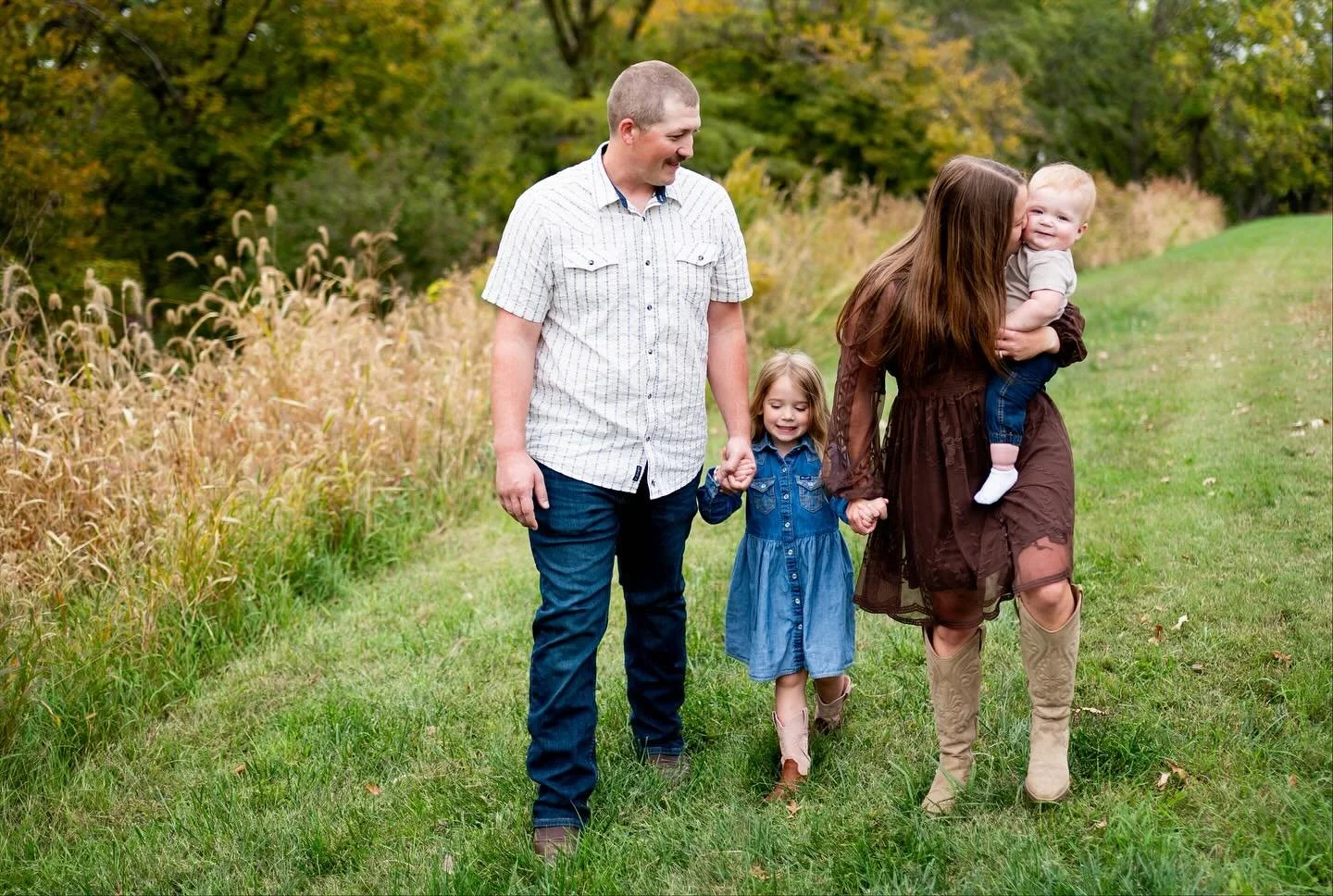 The Hanson Family 🍂 #omahaphotographer #iowaphotographer #nebraskaphotographer #familyphotographer #photographer #familysession