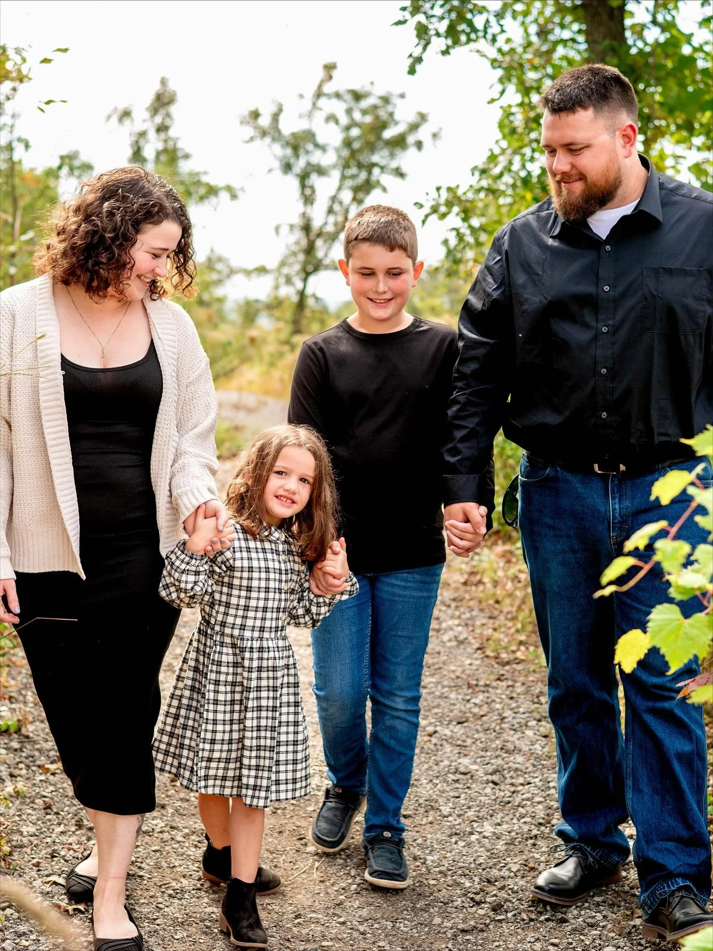 The Ruckman Family 🍃 #familyphotography #omahaphotographer #nebraskafamilyphotographer #iowaphotographer #photographer #fallphotoshoot