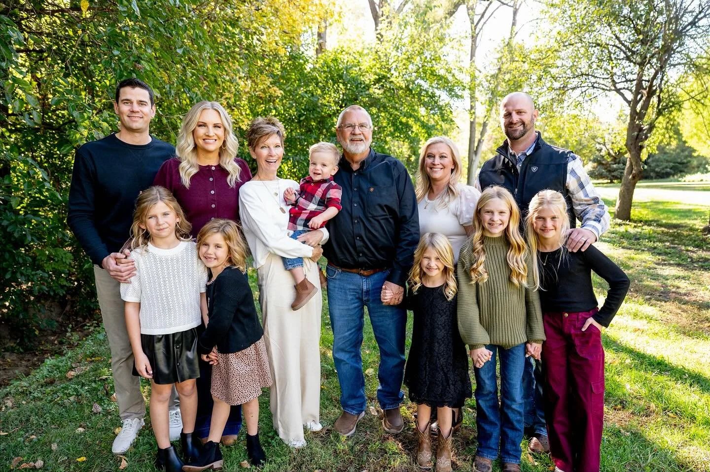 The Fasteneau Family ❣️ #omahaphotographer #familyphotographer #fallfamilysessions #extendedsessions #iowaphotographer #nebraskaphotographer