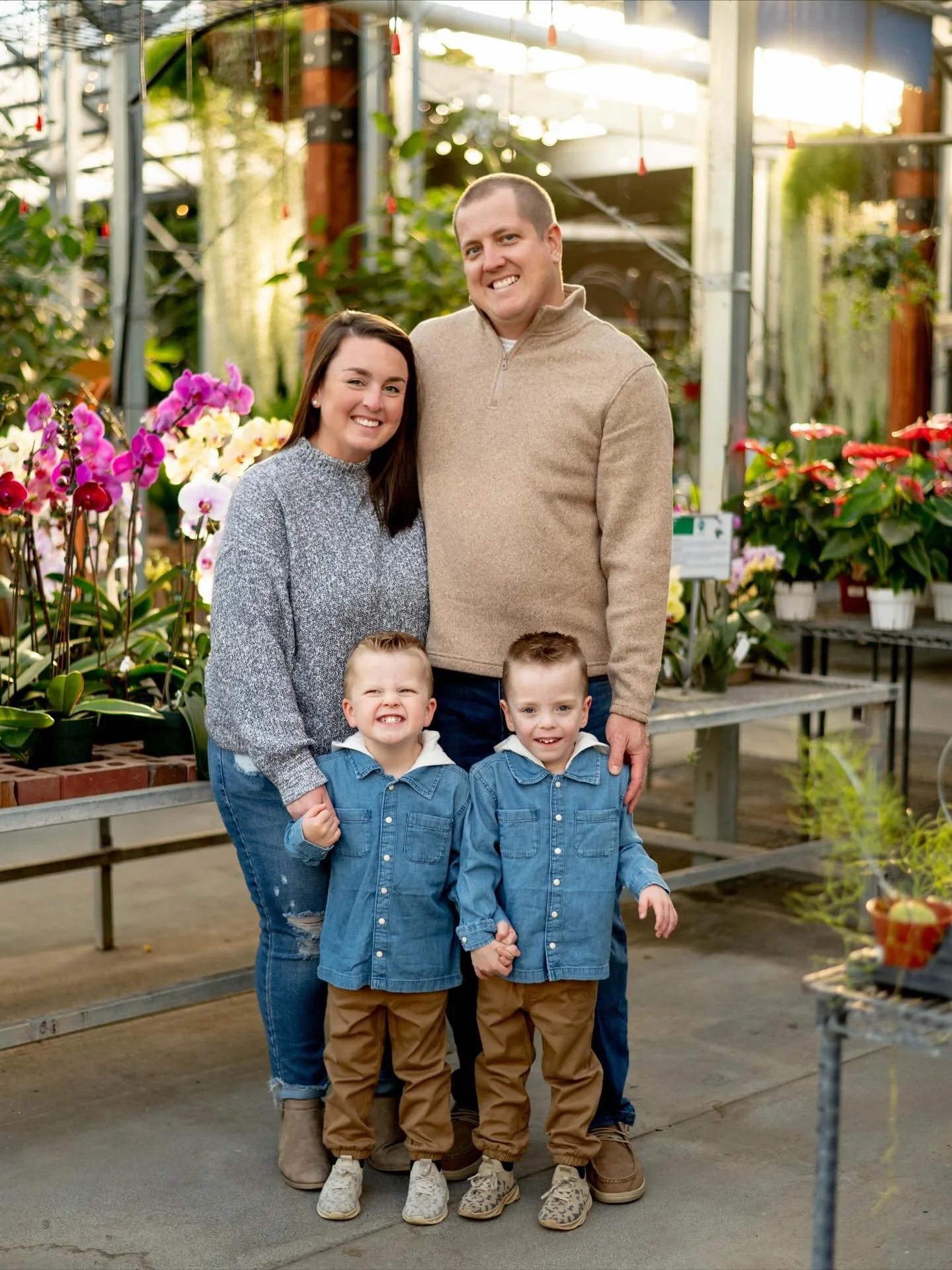 The Holtz Family 💕🌲 #omahaphotographer #iowaphotographer #christmasphotos #nebraskaphotographer