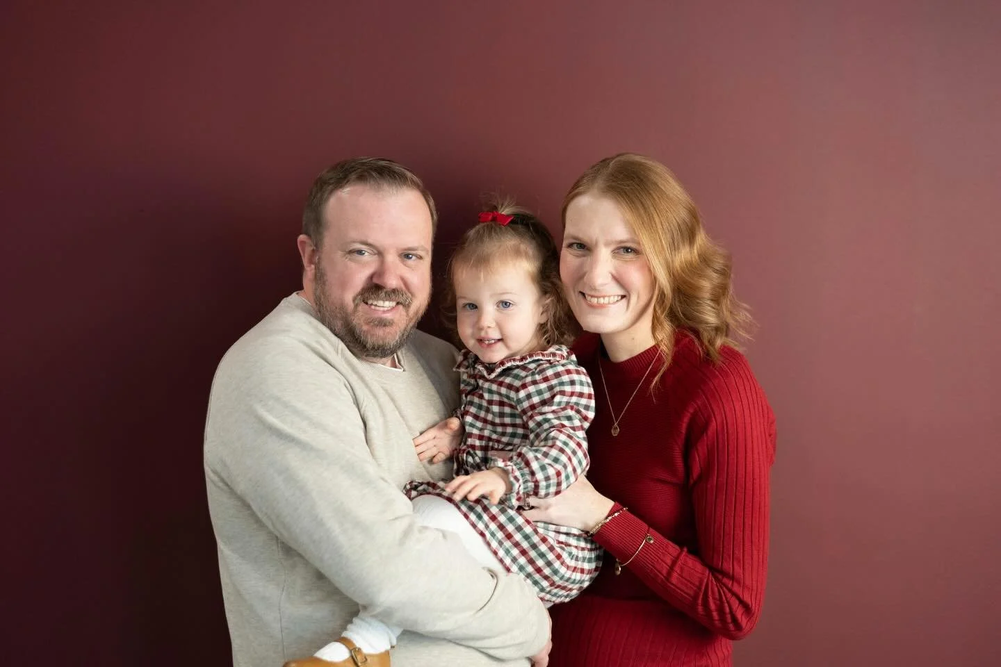 The Bruch Family 🎁 #omahaphotographer #familyphotographer #iowaphotographer #nebraskaphotographer #christmassession