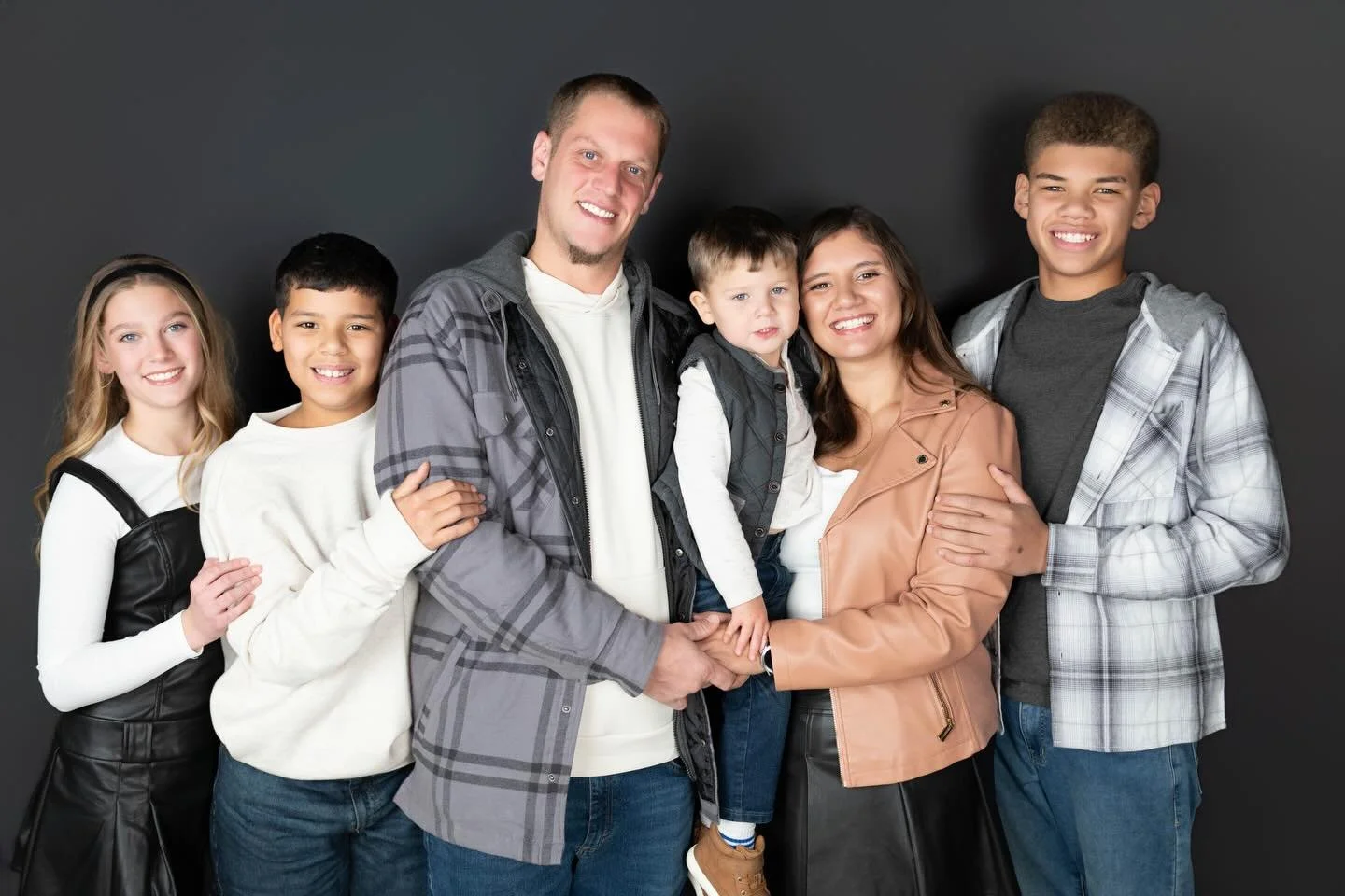 The Parks Family 🎄 #omahaphotographer #familyphotographer #christmasseason #familyphotoshoot