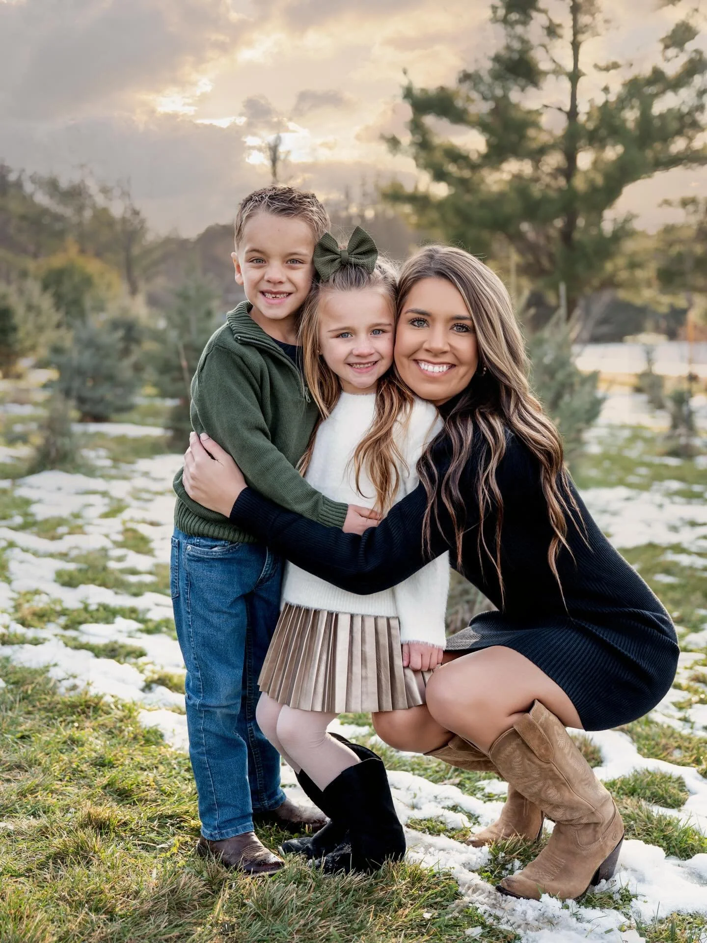 Lindsey and her precious twin children 🌲❣️🥹 #christmasphotoshoot #christmasphotosession #familyphotography #omahaphotographer