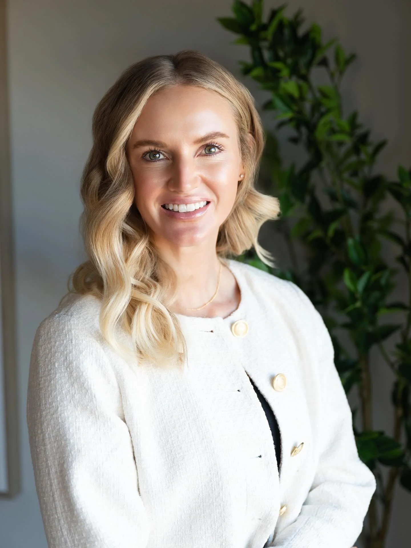 My favorite thing is giving OPTIONS. As your photographer- if you&rsquo;re getting headshots- my goal is to make sure you have more than 1-2 photos to choose from! 80-100 is way better! 😍💕 Jamie, Nurse Practitioner 👩&zwj;⚕️ #omahaphotographer #neb