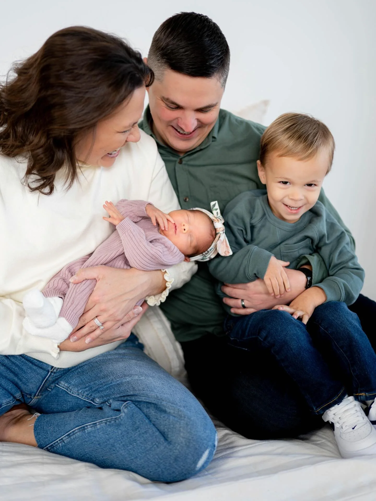 Welcome to the world, baby Katherine. 🎀 🌲💕#omahaphotographer #iowaphotoprapher #familyphotographer