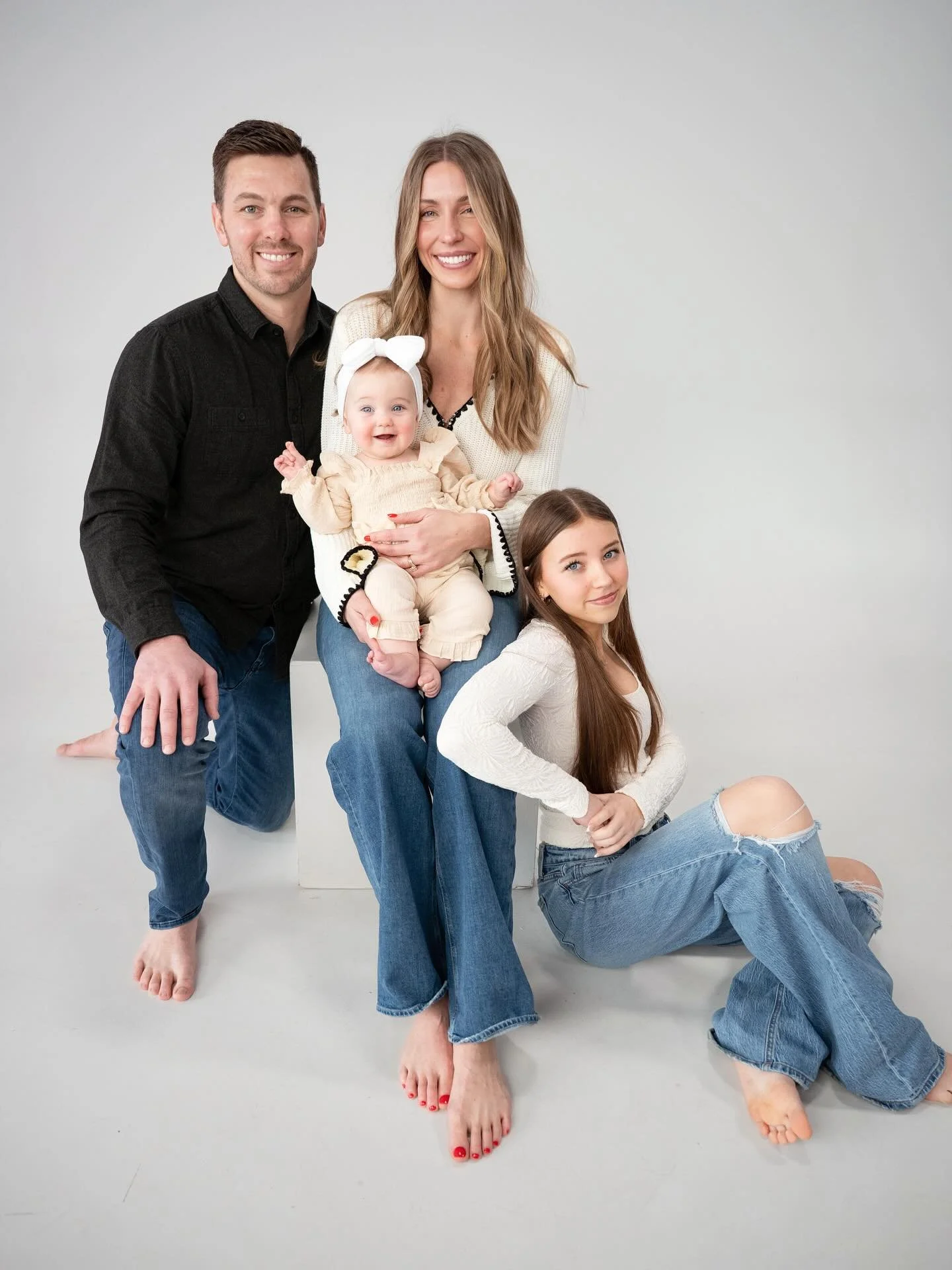 Smiley Sloan stole the show. 🎀 #omahaphotograpber #familyphotoshoot #studiossssion