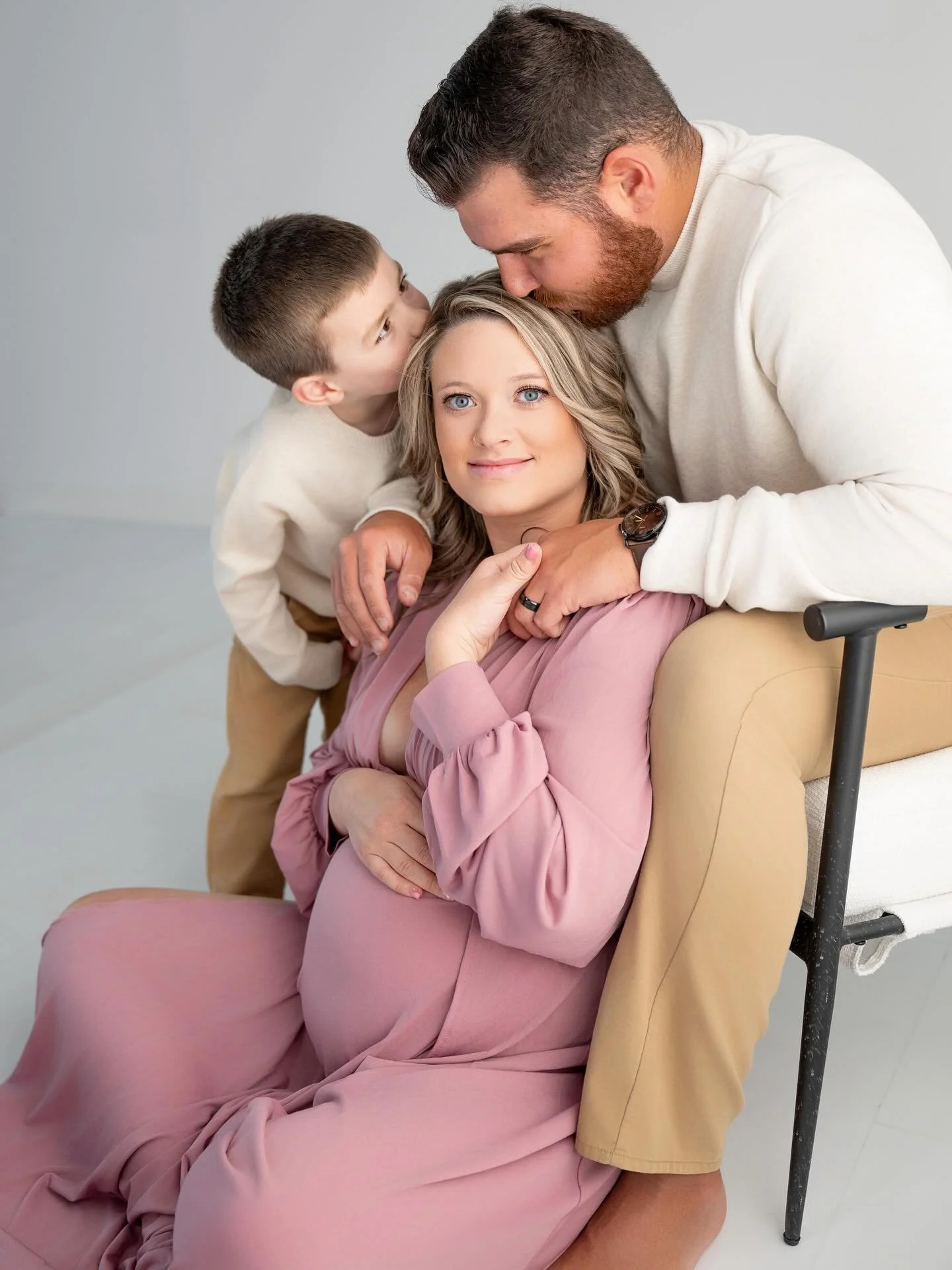 The Huerta&rsquo;s are welcoming baby number 2! 💕🎀💝 The sweet little peanut has no idea how loved she already is 💕💕 #omahaphotographer #familyphotography #maternitysession