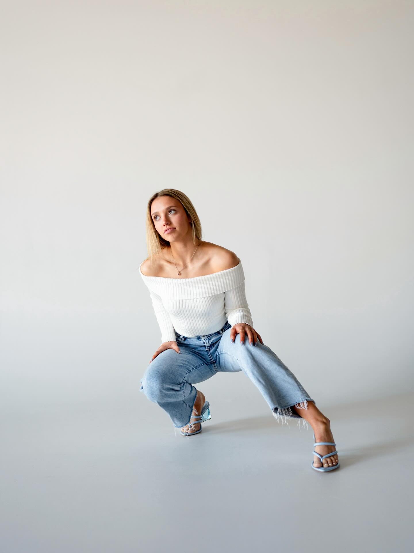 Addie - Senior 2026 💜 Call me old school, but I like natural and clean photos. Enhancing your natural beauty is my favorite. If you&rsquo;re like me &amp; want a fun, crisp, clean &amp; colorful shoot, let&rsquo;s talk! NOW BOOKING CLASS of 2027! 🎓