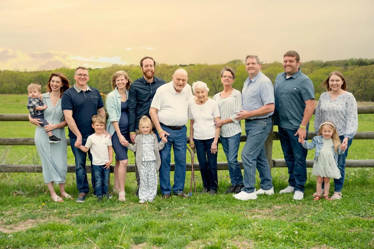The Folk Family, extended session. 💕 Extended sessions are a great way to get the whole family, grandparents and cousins involved! And the best part is you can split the cost! Each family gets a mini-mini session, while also making sure there&rsquo;